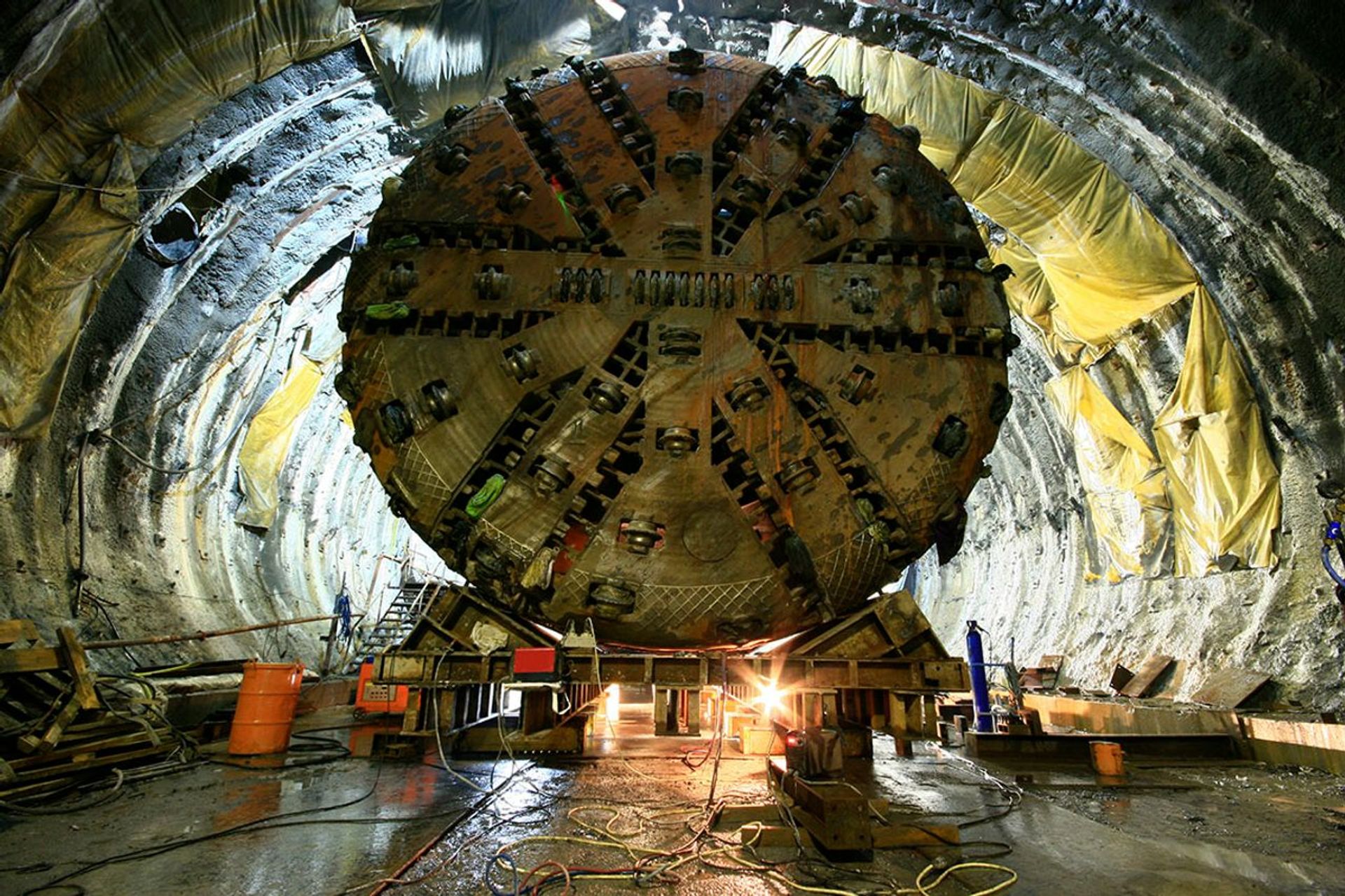 Tunnel boring machine equipped with a bearing from thyssenkrupp rothe erde.