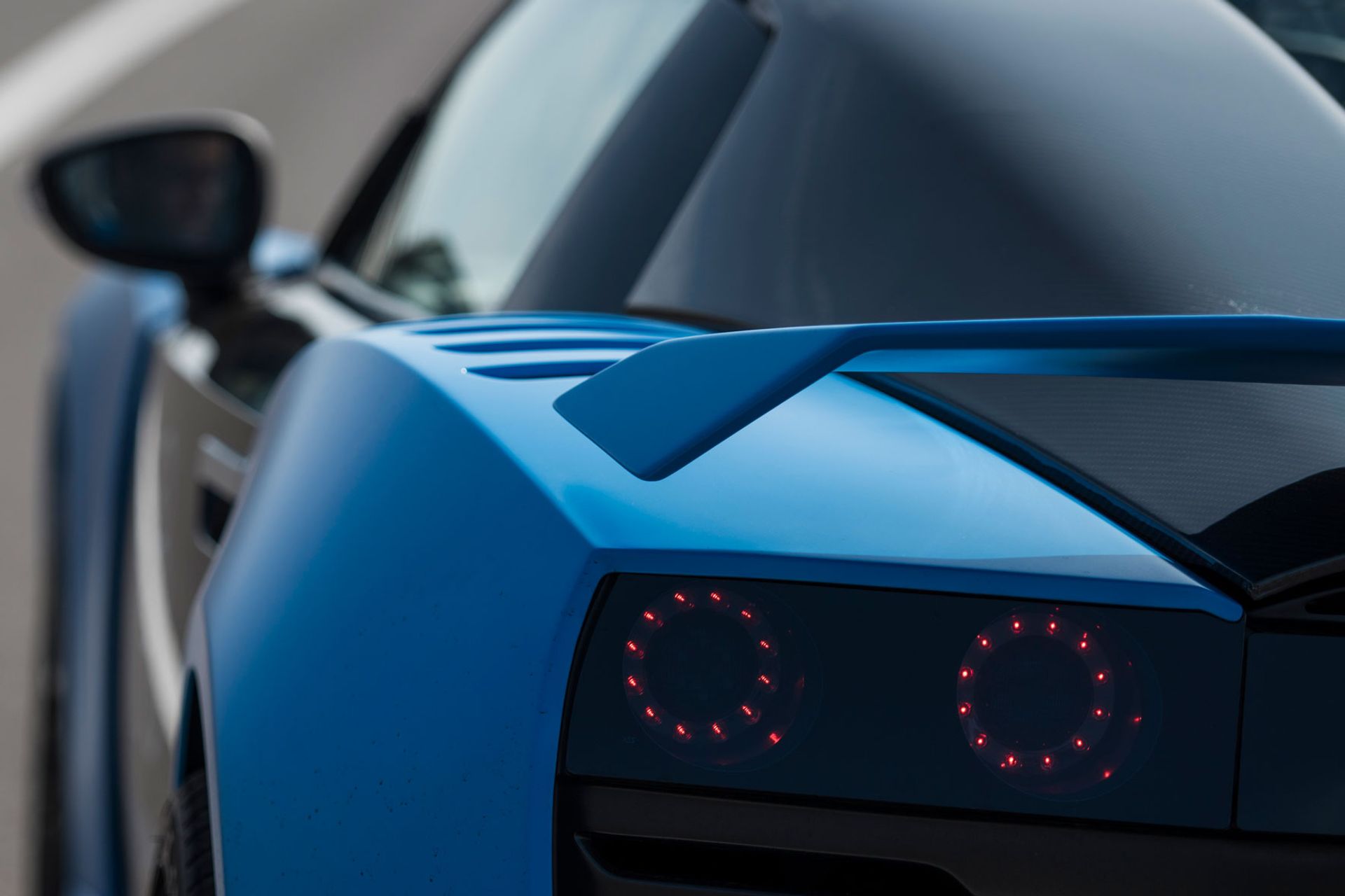 Detailansicht eines blauen steer-by-wire-Testfahrzeugs von thyssenkrupp mit Heckspoiler und Rückleuchten