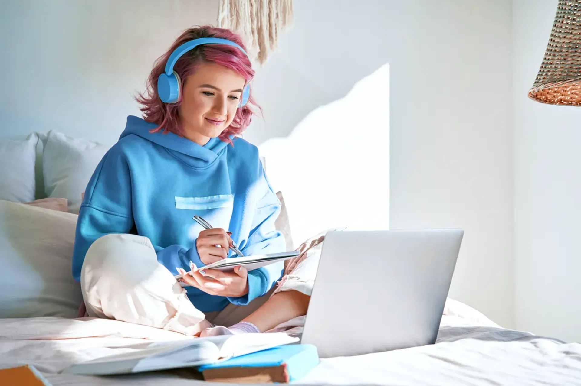 Eine junge Frau bereitet sich zu Hause am Laptop mit Kopfhörern und Notizen auf ein Vorstellungsgespräch vor – Symbol für moderne Recruiting-Prozesse, digitale Bewerbungsgespräche und professionelle Interviewvorbereitung.