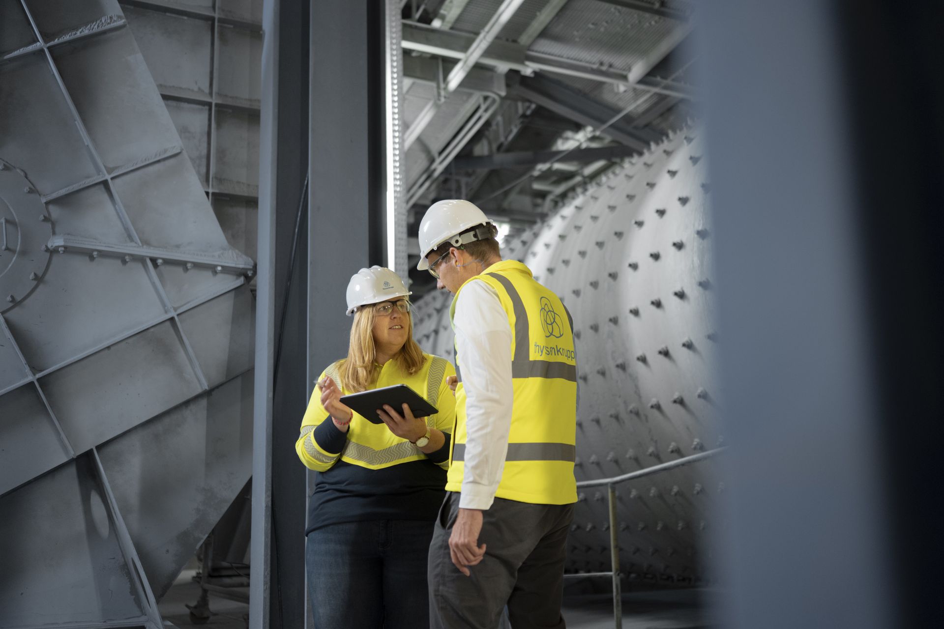 Mitarbeitende von thyssenkrupp Calvion in einem Zementwerk bei der Inspektion einer Industrieanlage für die Zementproduktion.