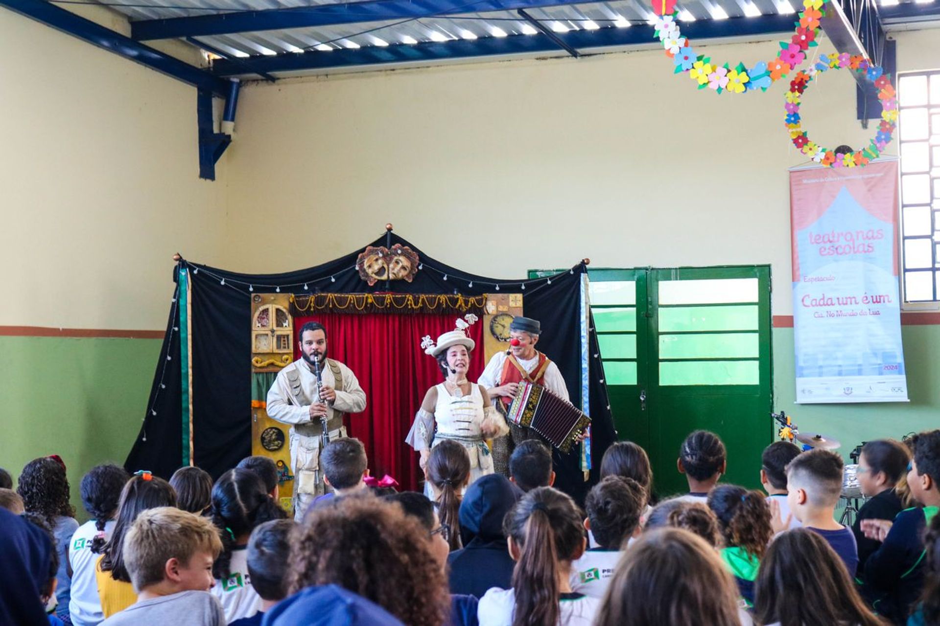Kinder verfolgen eine Theater- und Musikaufführung im Rahmen eines Kulturprojekts in Brasilien.
