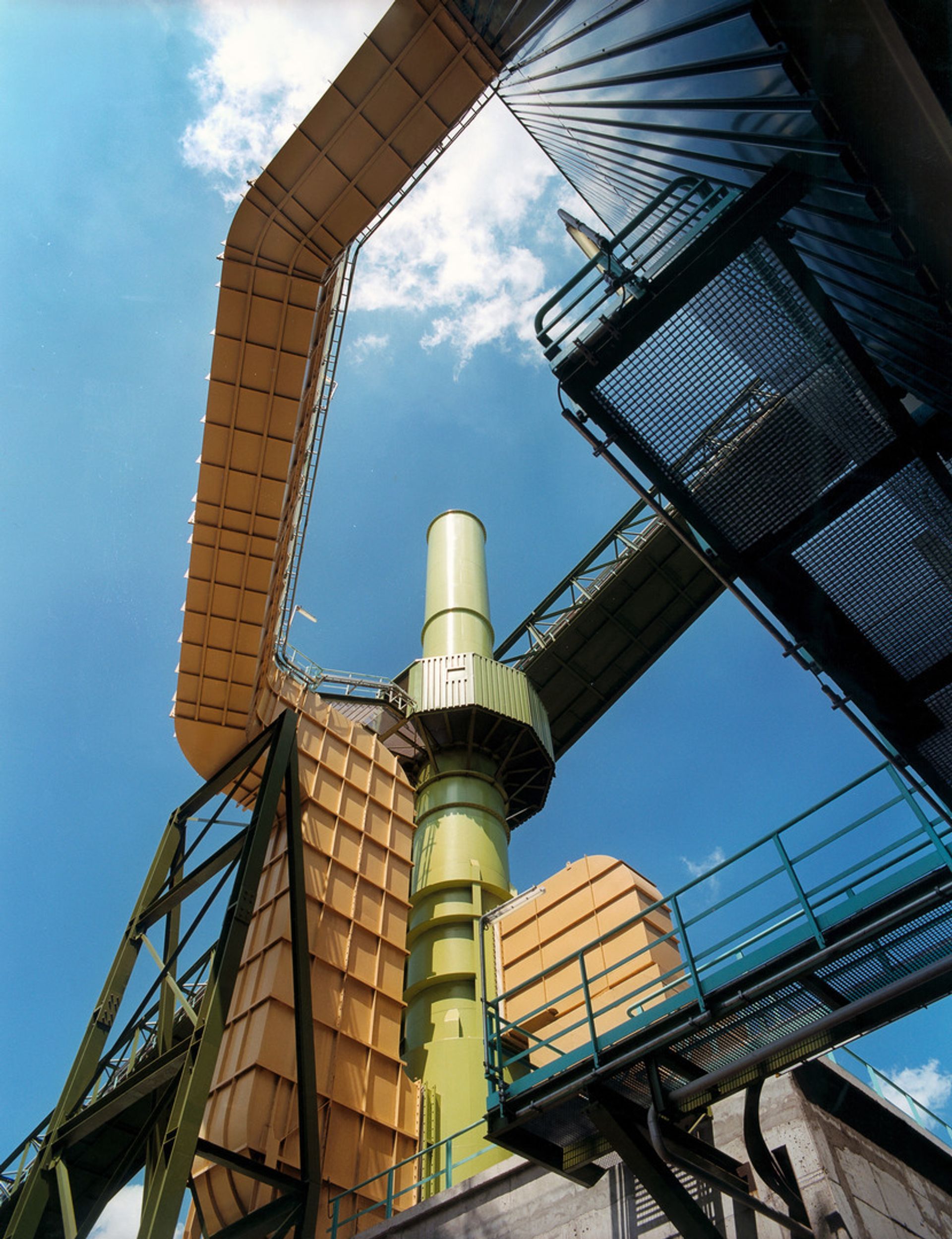 Industrieanlage von thyssenkrupp Uhde mit Rohrleitungen, Stahlkonstruktionen und Anlagentechnik – Beispiel für EPC-Engineering im Chemieanlagenbau von der Planung bis zum Anlagenbetrieb.