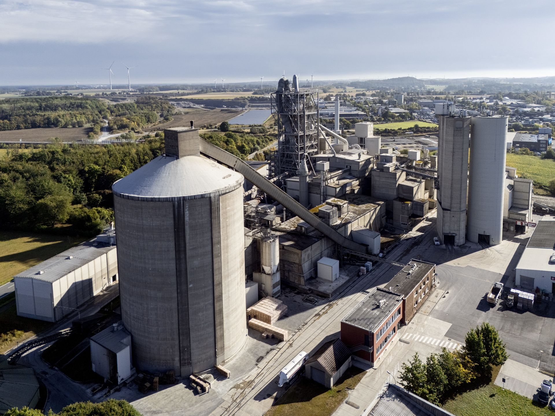Industrieanlage mit Prozessgebäuden und Produktionsanlagen für die Zementherstellung.