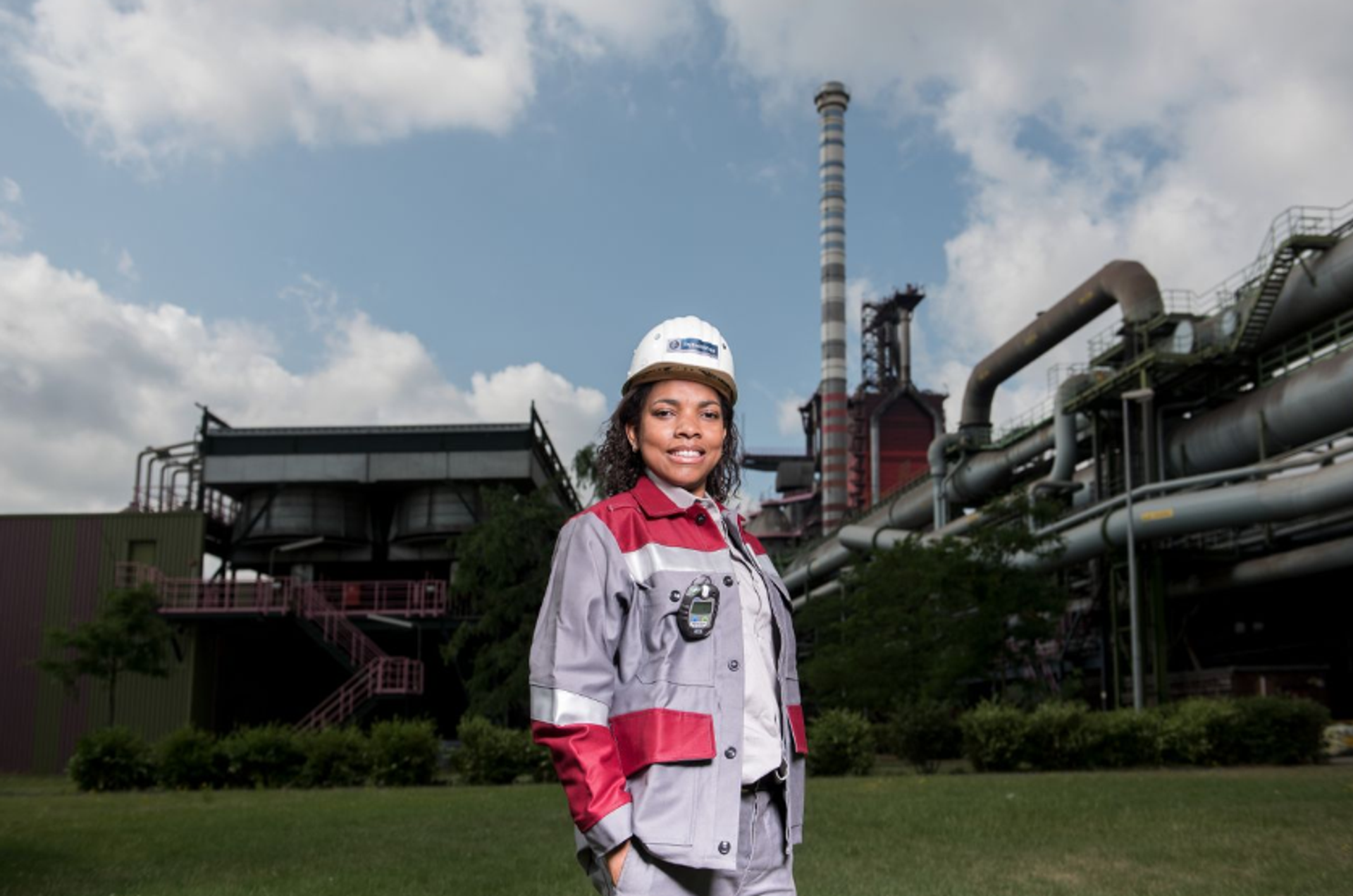 Janaina Solvelino Brum hat einen der wohl spannendsten Jobs unserer Zeit. Als Ingenieurin der Reduktionsmetallurgie bei thyssenkrupp Steel arbeitet sie aktiv an der klimaneutralen Stahlproduktion von morgen
