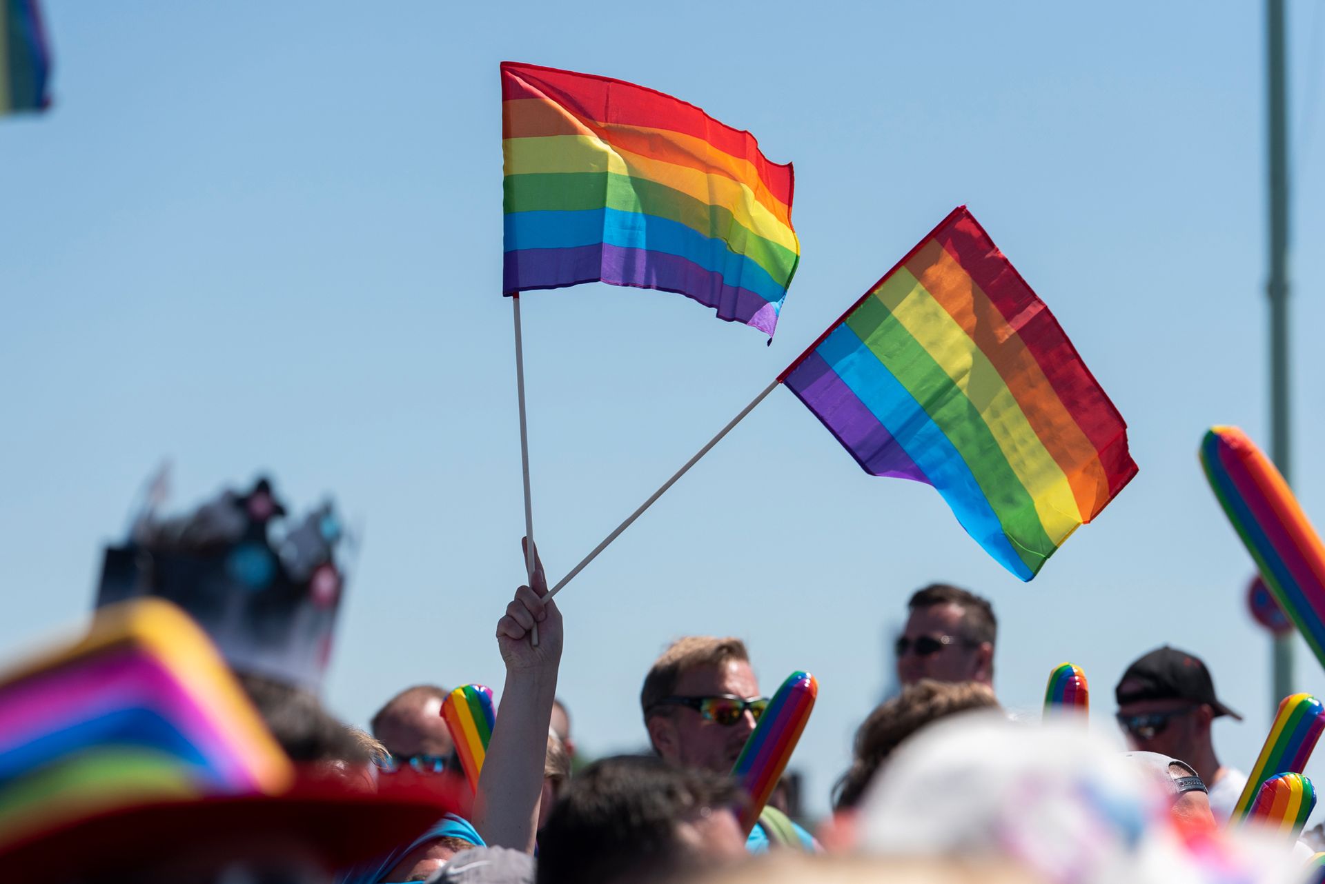 Regenbogenflaggen als Symbol für Diversität und Unterstützung von LGBTQIA+ Rechten im Unternehmen