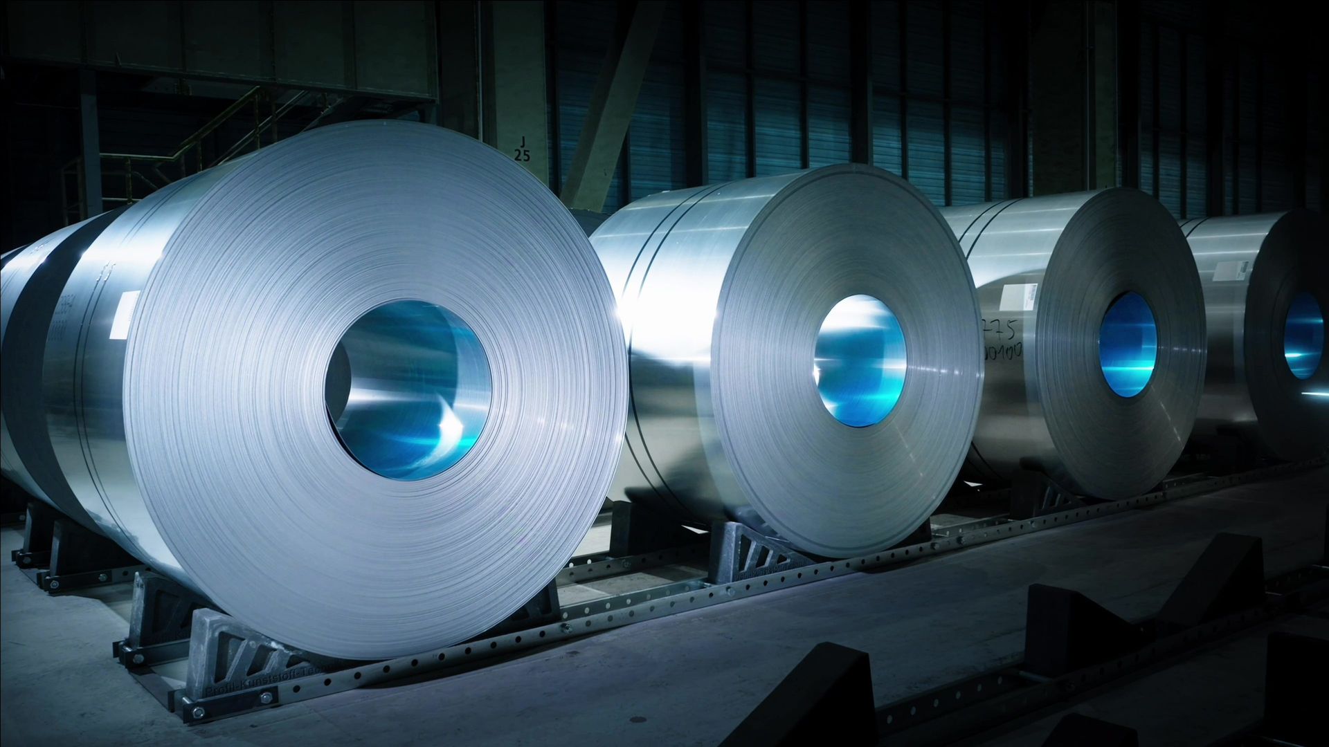 Mehrere Coils aus powercore® Elektroband von thyssenkrupp Steel in einer Produktionshalle. Der Werkstoff wird für Generatoren, Transformatoren und Elektromotoren eingesetzt.