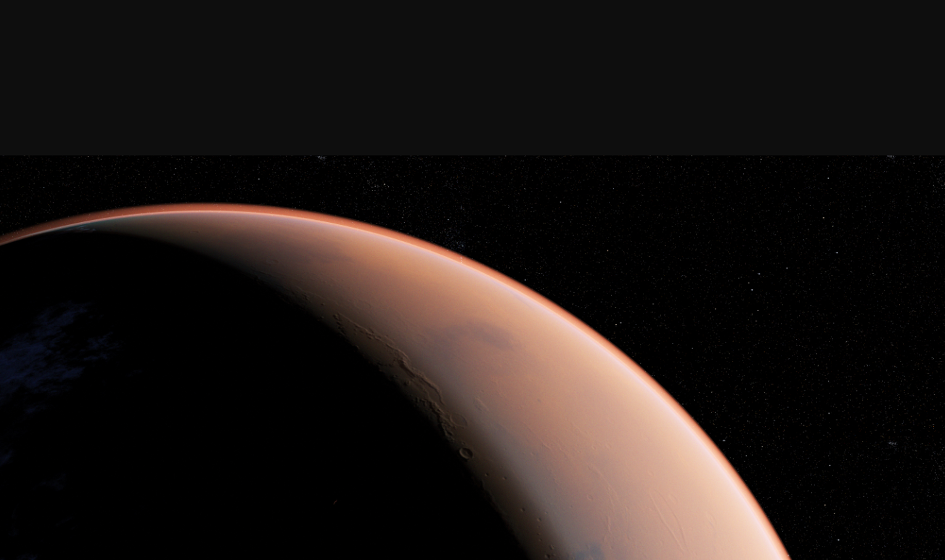 Nahaufnahme des Mars mit orange leuchtender Atmosphäre vor schwarzem Sternenhimmel.