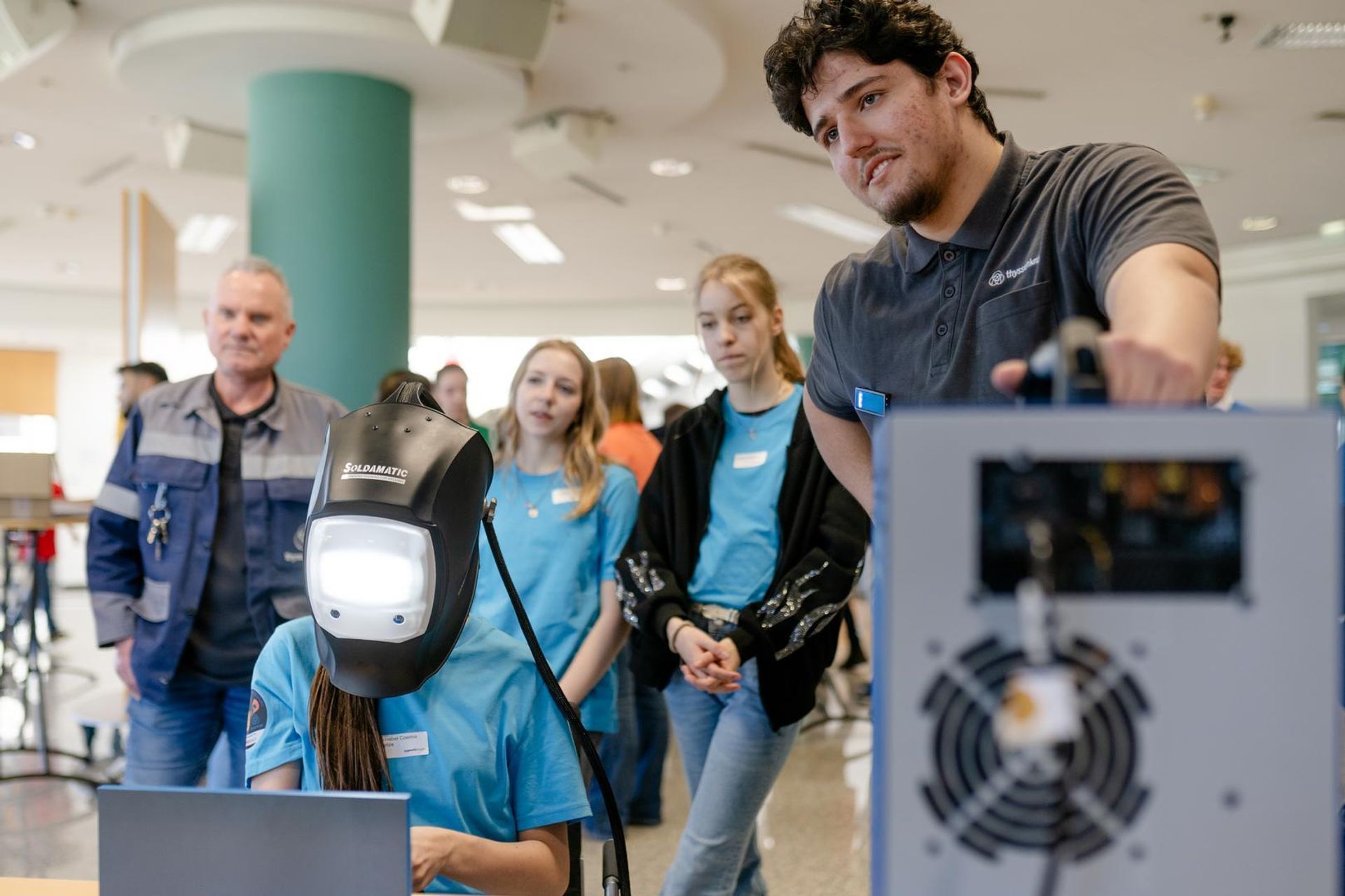 Jugendliche testen beim Regionalwettbewerb „Jugend forscht“ eine Schweißsimulation unter Anleitung eines thyssenkrupp-Mitarbeiters.