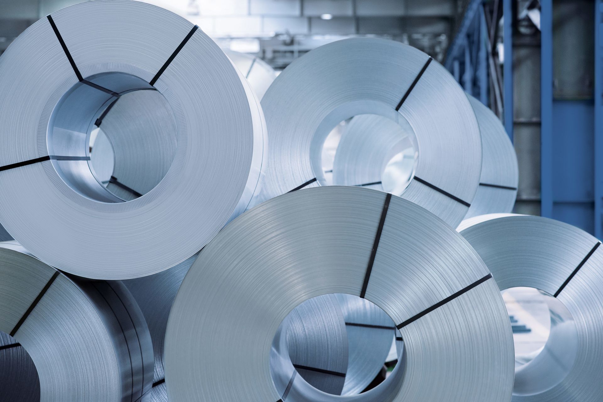 Stahlcoils von thyssenkrupp Steel in einer Produktionsumgebung für die Weiterverarbeitung zu hochwertigen Stahlprodukten.