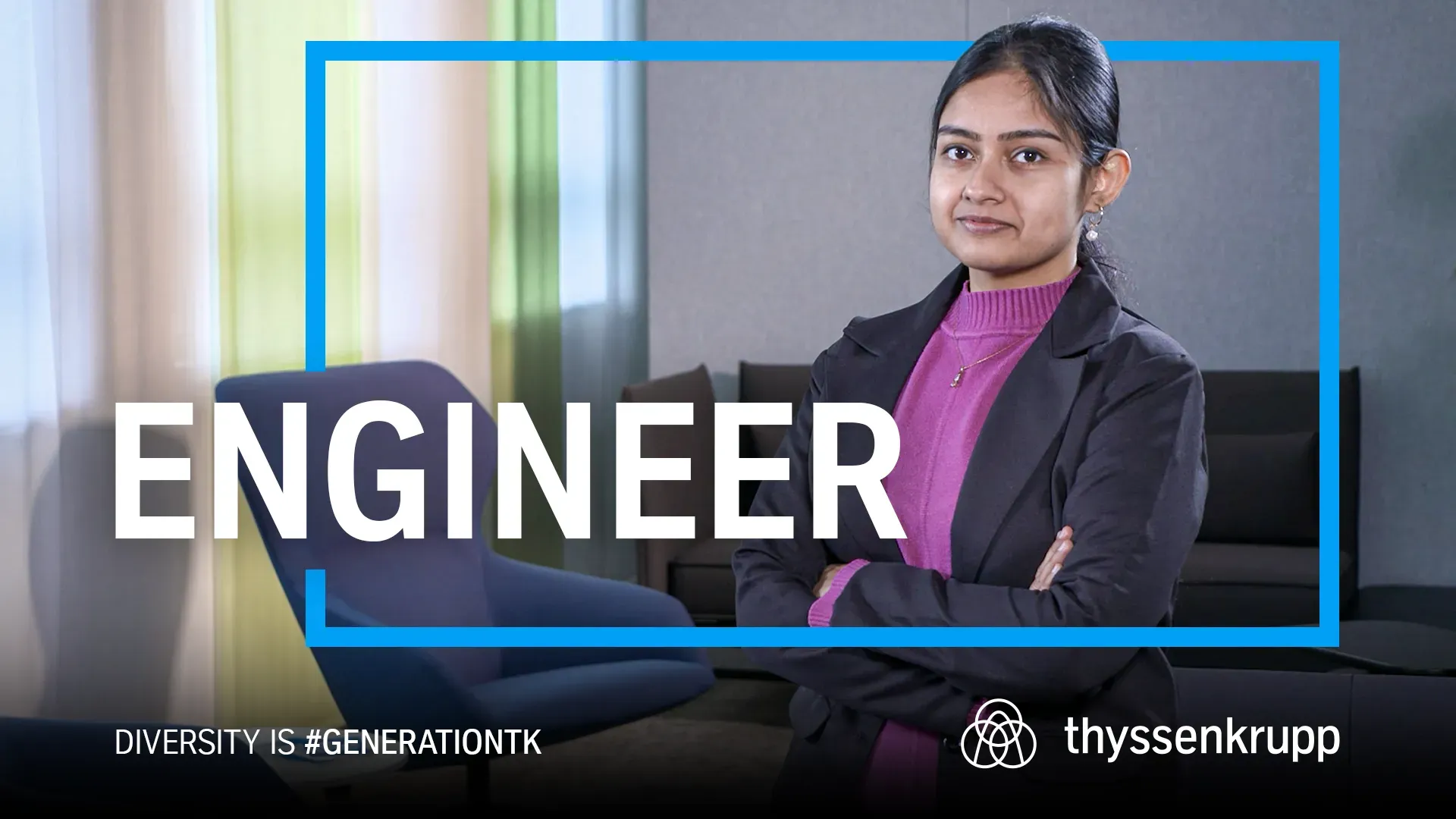 Ingenieurin steht mit verschränkten Armen in einer Büroumgebung; im Bild steht der Schriftzug „Engineer“ sowie das thyssenkrupp-Logo und der Slogan „Diversity is #GENERATIONTK“.