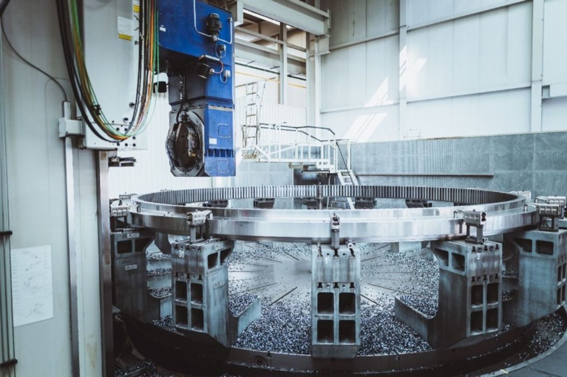 Ein groß dimensionierter Zahnkranz wird in einer industriellen Bearbeitungsanlage von thyssenkrupp rothe erde gefertigt.