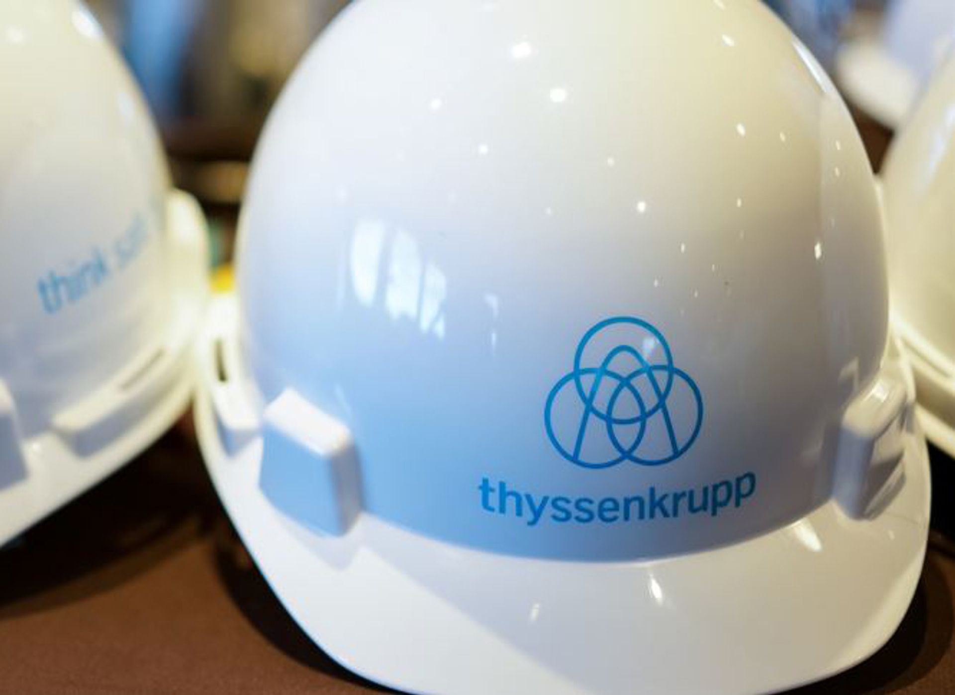 Weißer Helm mit thyssenkrupp Logo auf der Stirnseite