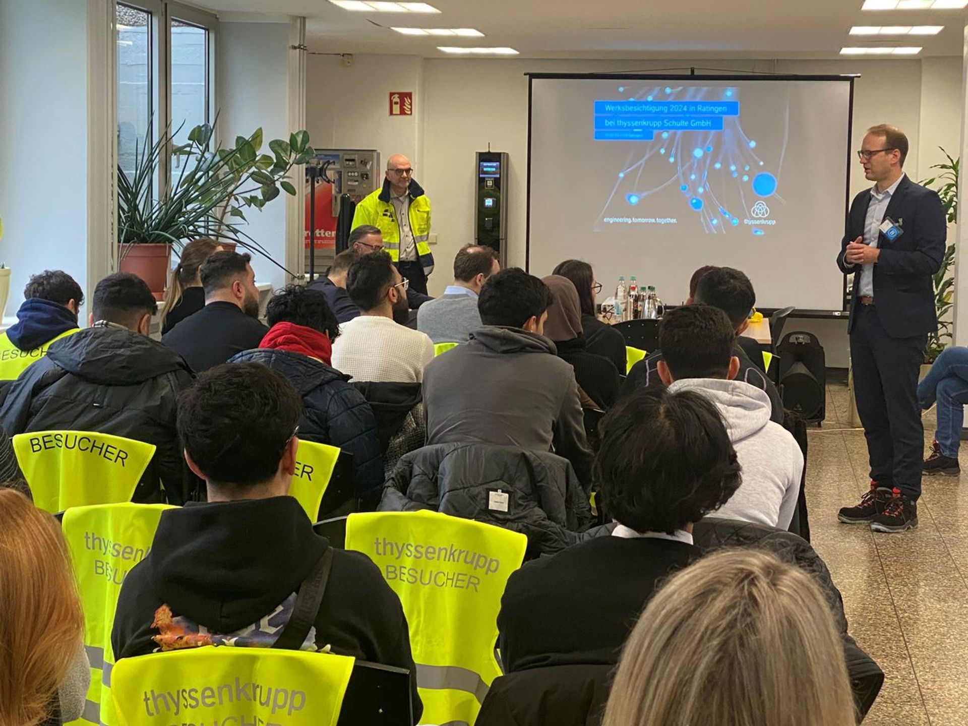 Junge Teilnehmende des JOBLINGE-Programms bei einer Werksbesichtigung und Präsentation von thyssenkrupp Schulte in Ratingen.
