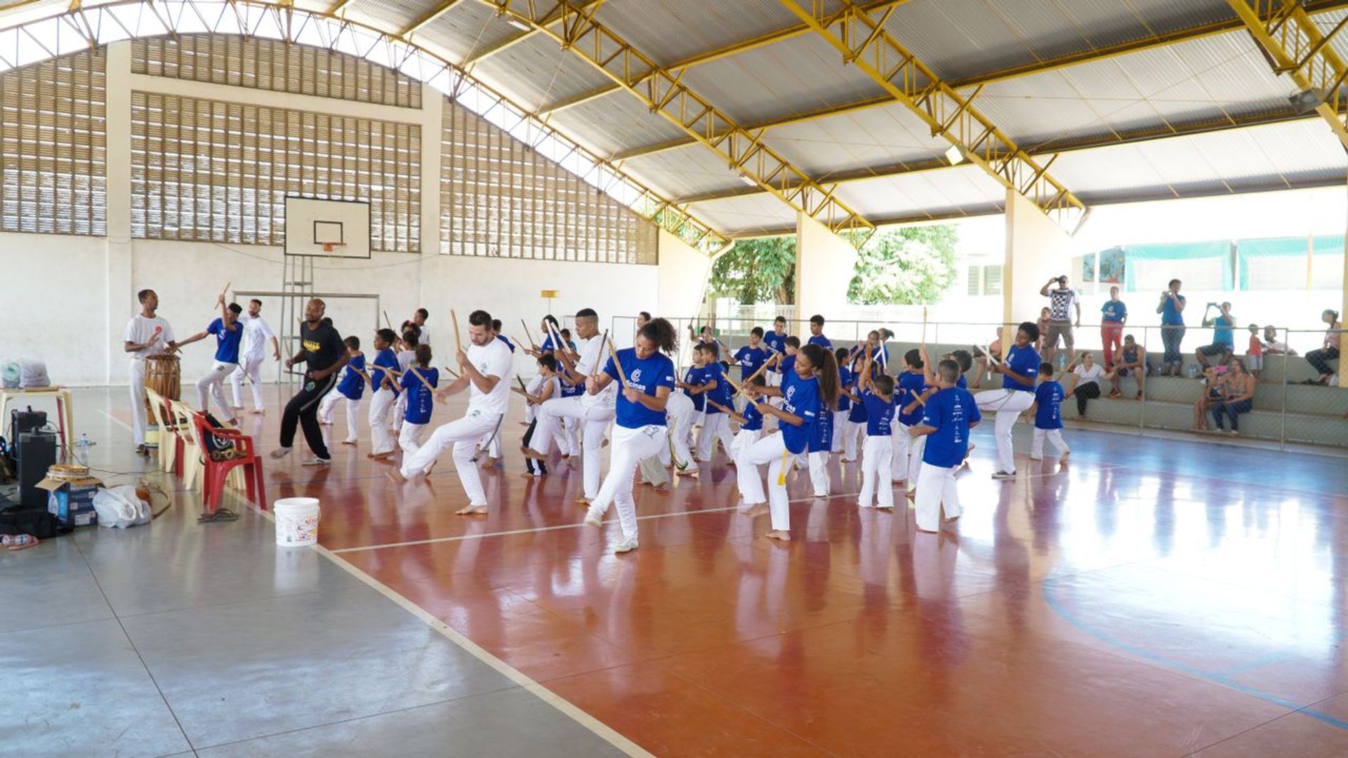 Kinder und Jugendliche trainieren gemeinsam Capoeira im Rahmen des Kulturprojekts „Oficinas Culturais“ in Brasilien.