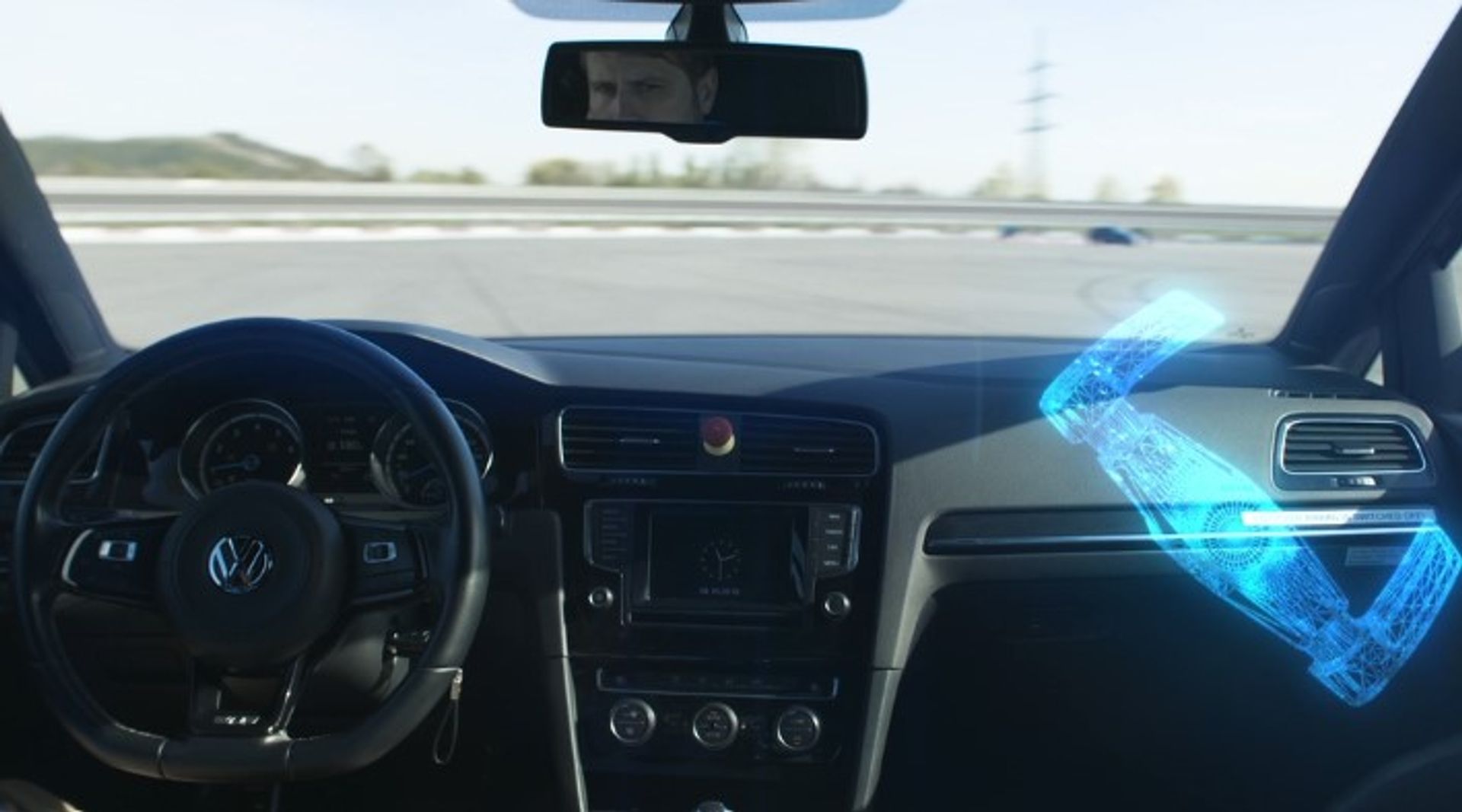 Blick aus dem Fahrzeuginnenraum auf eine Testfahrt mit digital visualisierter Steer-by-Wire Technologie. Das Bild zeigt innovative Fahrerassistenz- und Lenksysteme für die Mobilität der Zukunft.