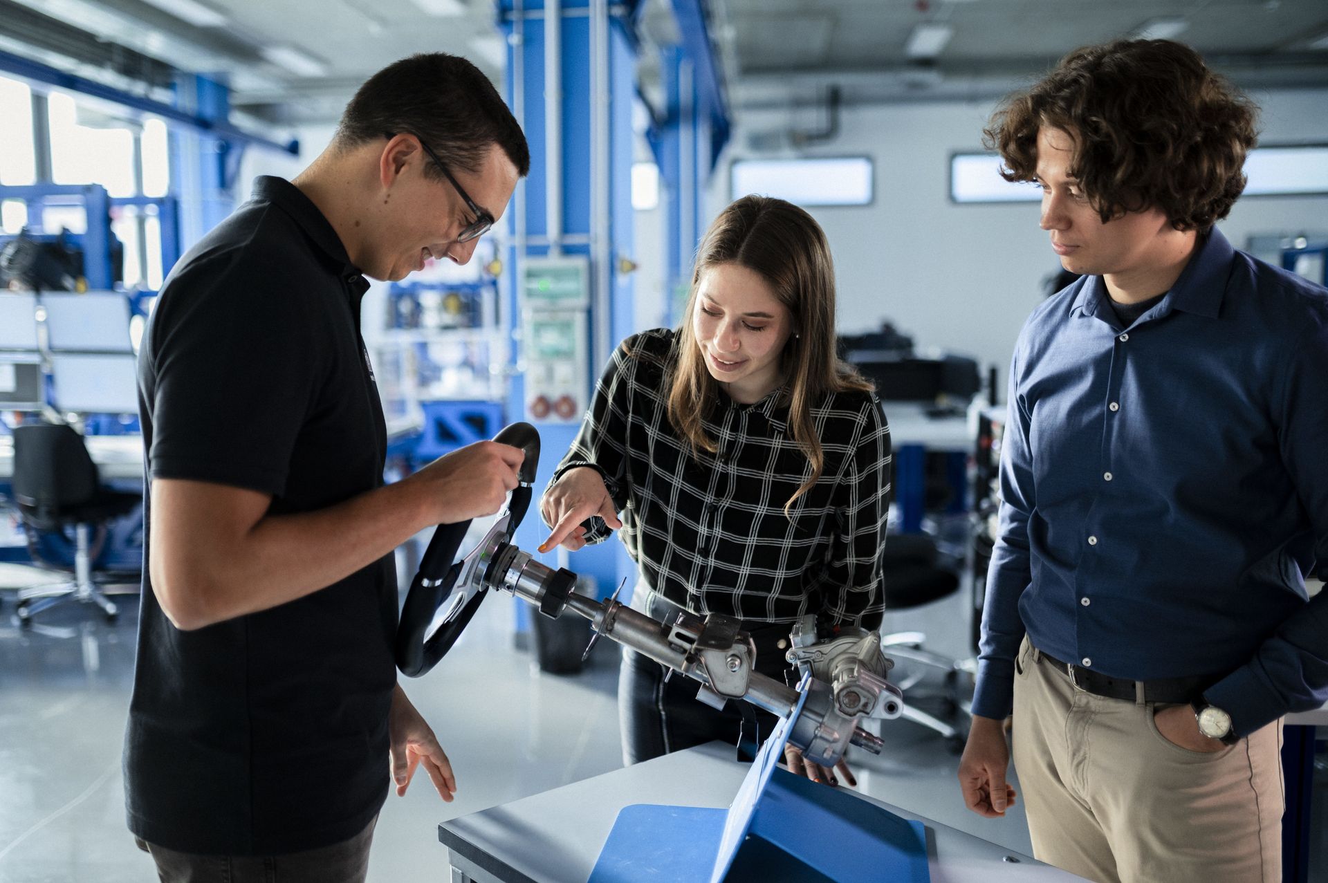 Ingenieur:innen von thyssenkrupp analysieren ein Steer-by-Wire-Lenksystem im Entwicklungslabor. Die patentierte Technologie bildet eine Grundlage für zukünftige Fahrzeugsysteme und autonomes Fahren.