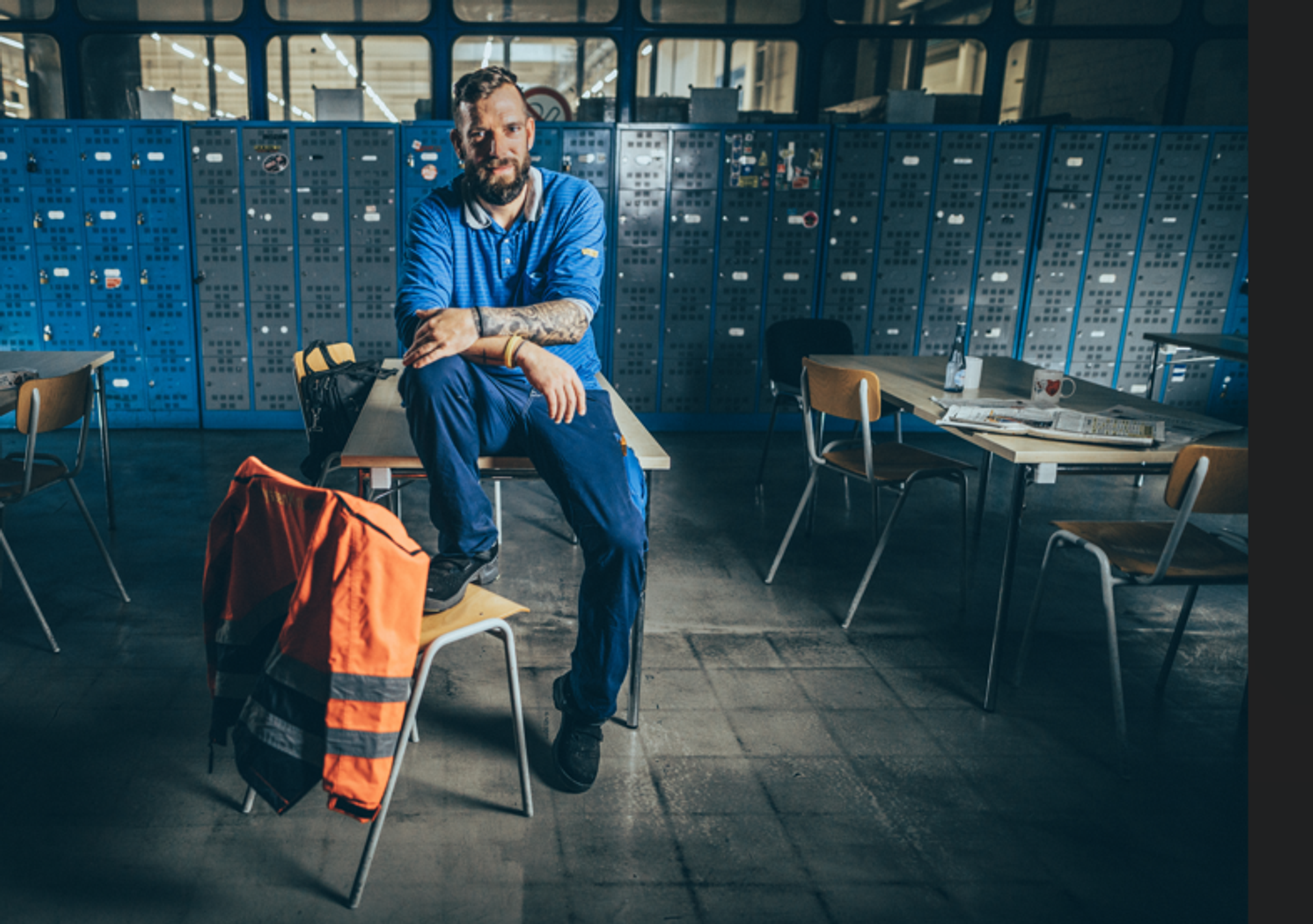 male read person with thyssenkrupp work shirt, short hair, friendly smile, with campaign #GENERATIONTK