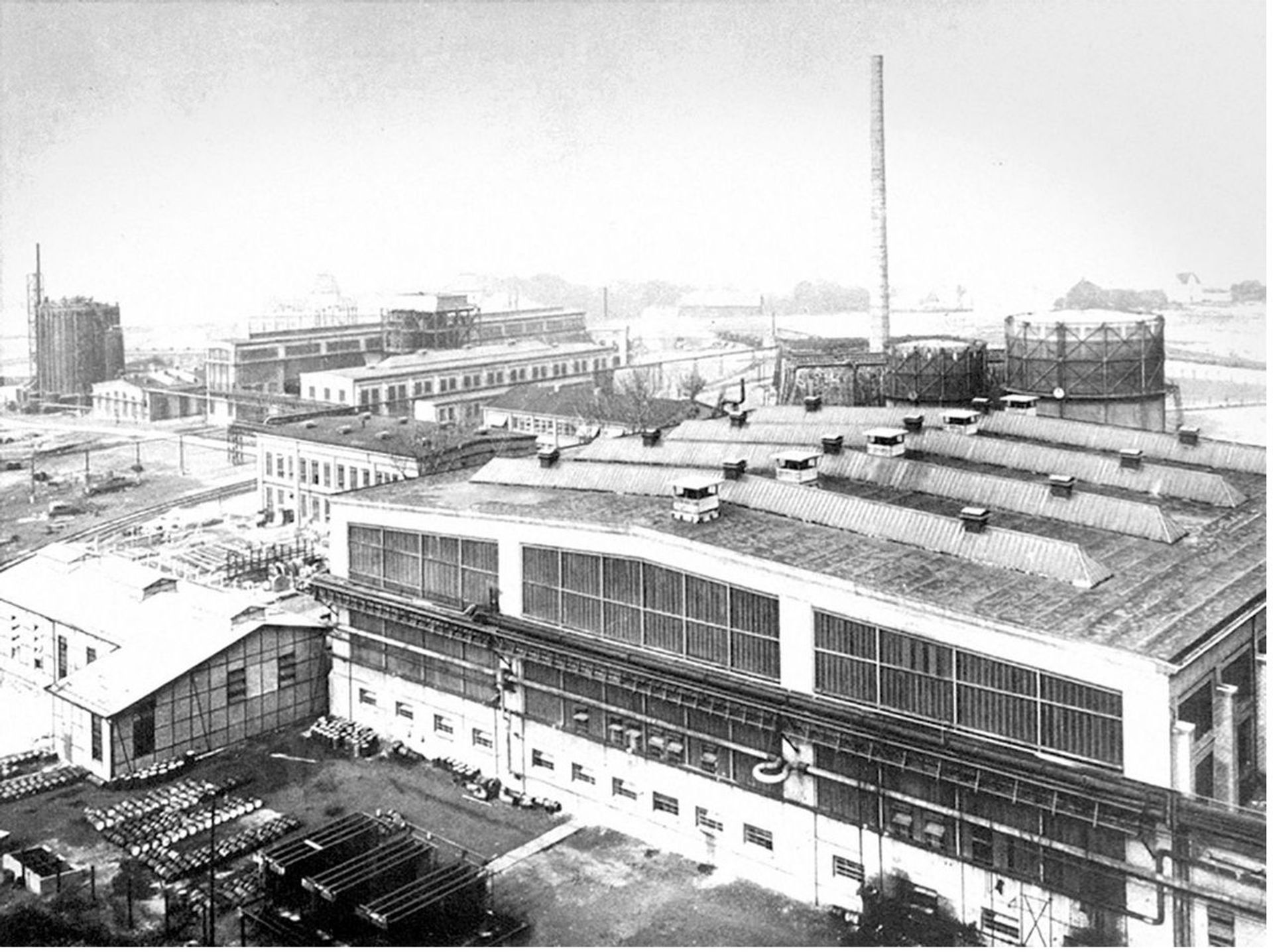 Historische Aufnahme der ersten Ammoniakanlage von thyssenkrupp Uhde auf einem Zechengelände in Herne im Jahr 1928
