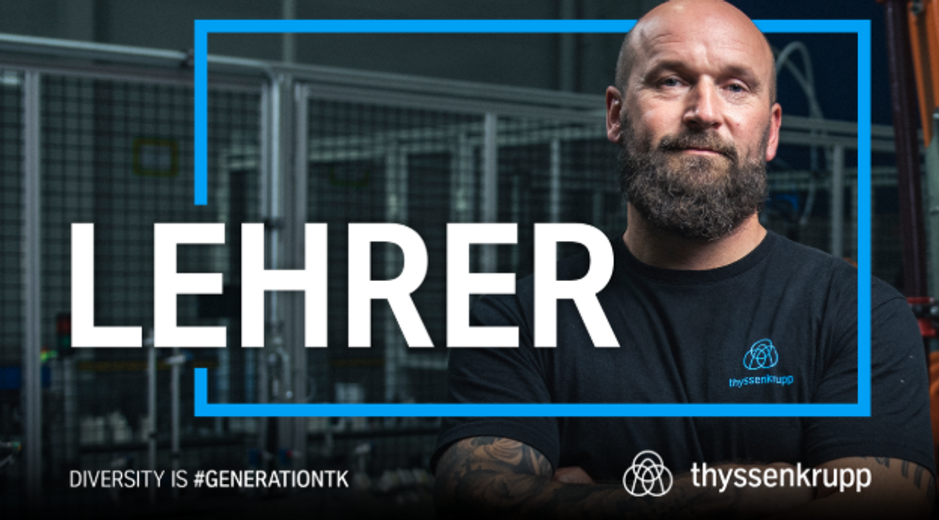 Mann mit Vollbart und thyssenkrupp Shirt, im Vordergrund der Schriftzug "LEHRER"