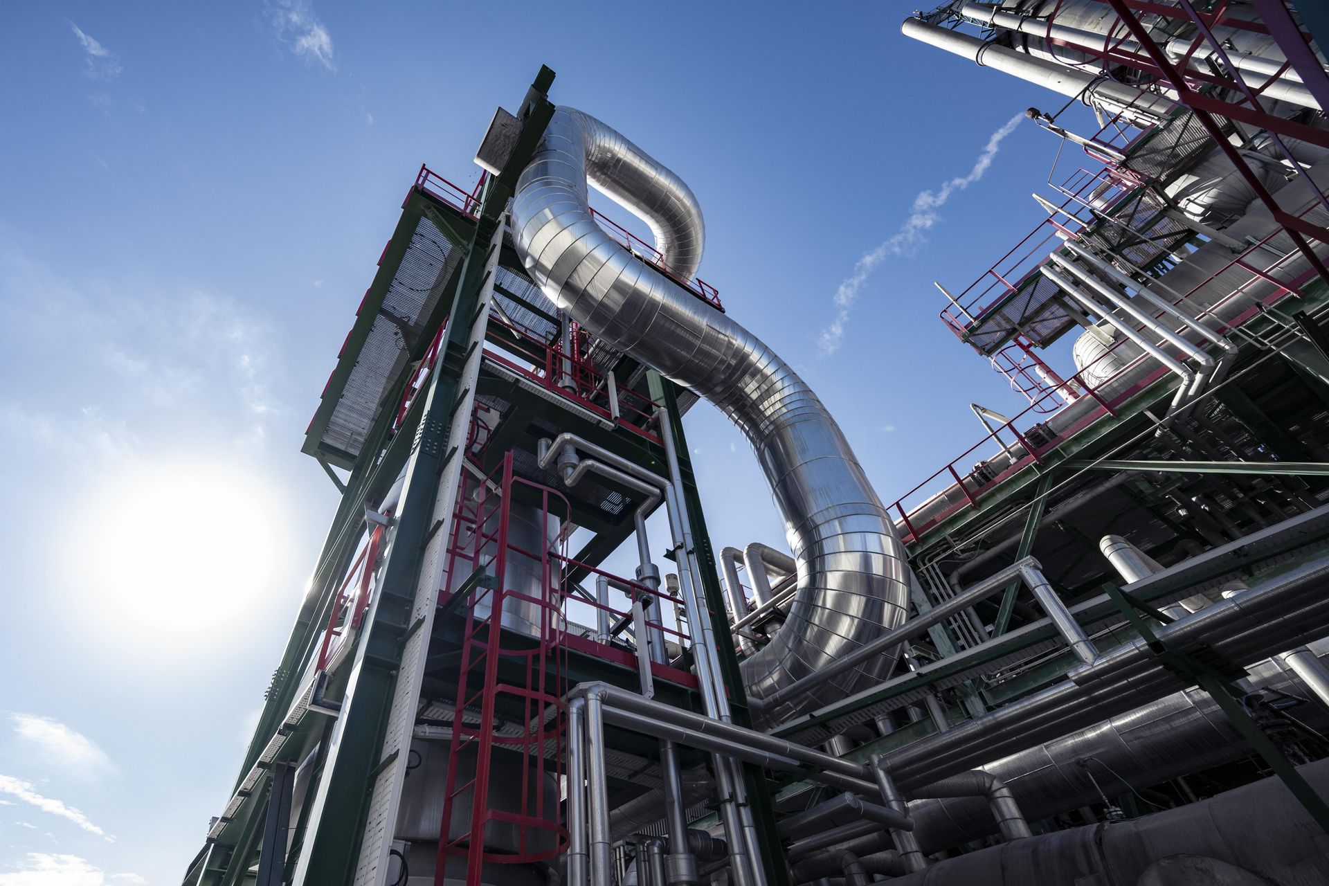 EnviNOx®-Anlage von thyssenkrupp Uhde mit Rohrleitungen und industriellen Anlagenkomponenten unter freiem Himmel.