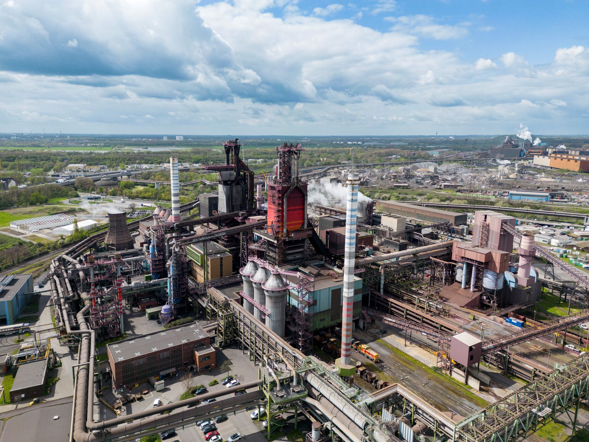 Luftaufnahme des thyssenkrupp Stahlwerks in Duisburg mit Hochöfen und Produktionsanlagen.