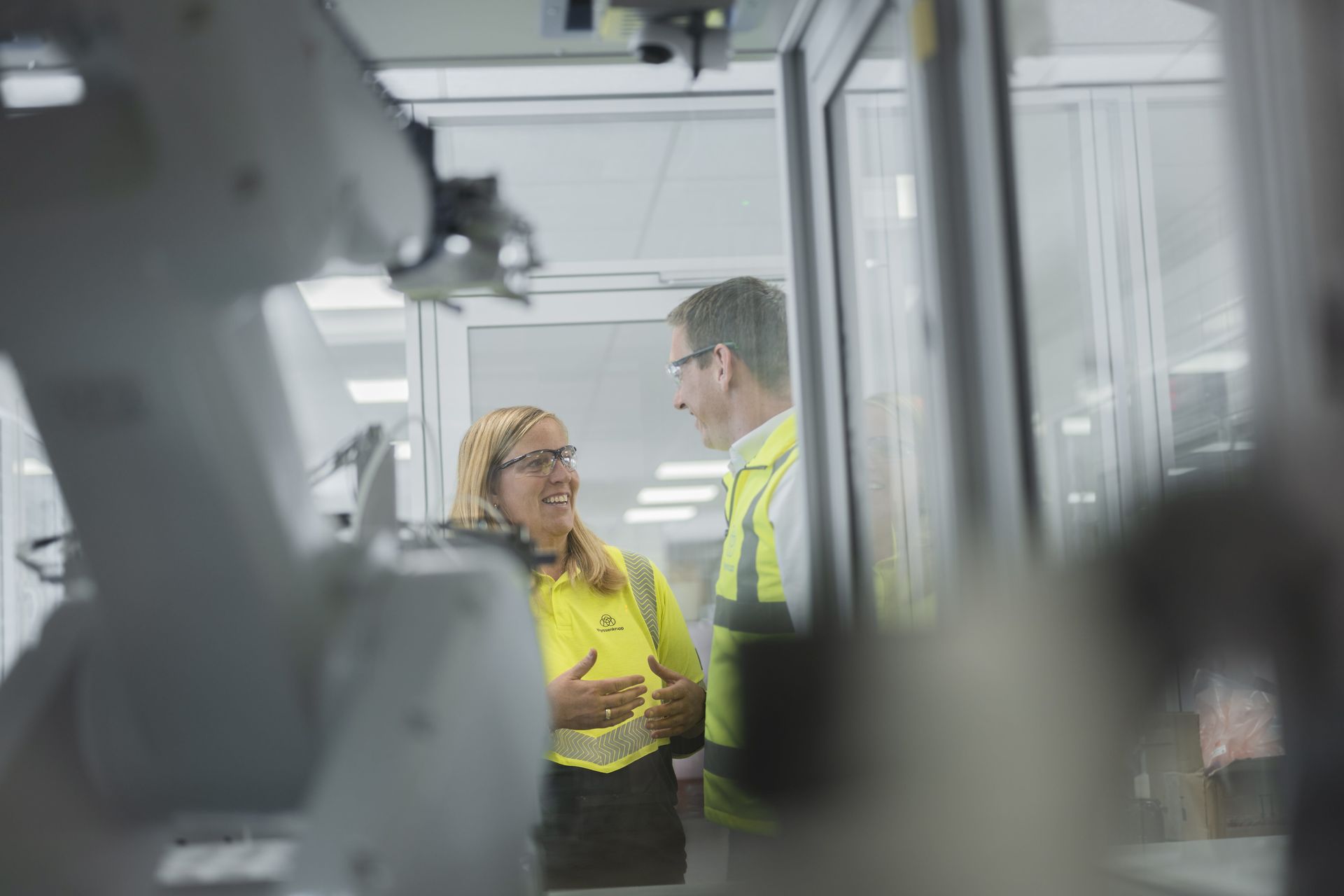 Mitarbeitende von thyssenkrupp Calvion im Labor.