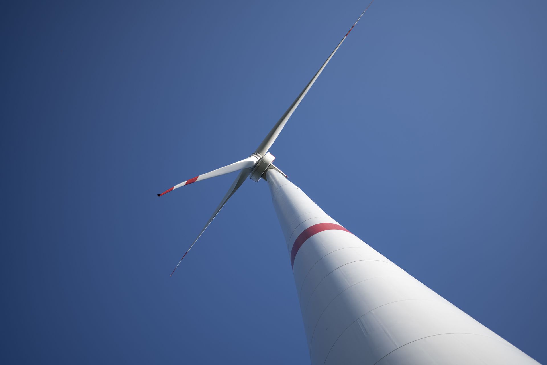 Aufnahme eines Windkraftwerks, indem ein Großwälzlager von thyssenkrupp rothe erde verbaut ist.