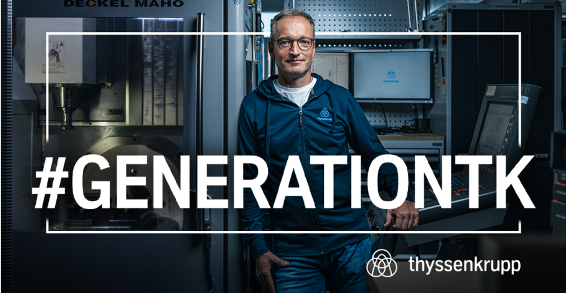 männlich gelesene Person mit thyssenkrupp Sweatjacke, graue kurze Haare, freundliches lächeln, runde Brille mit Kampagne #GENERATIONTK