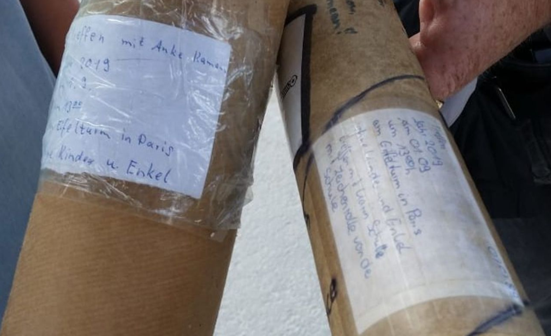 Zwei Zeichenrollen, beschriftet mit dem vereinbarten Datum des Wiedersehens-