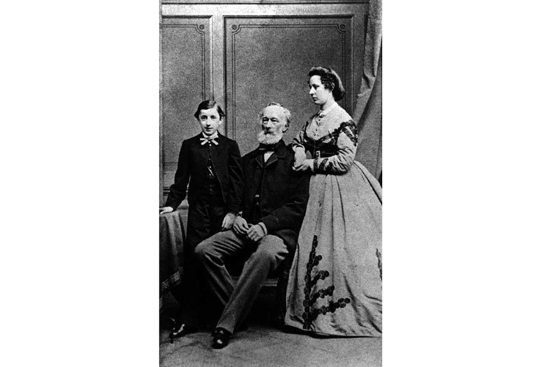 Fotografie von Alfred und Bertha Krupp mit Sohn Friedrich Alfred, um 1869.