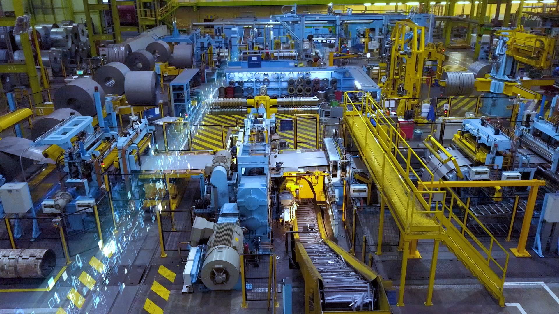 Production facility operated by tk accelis with digital data visualization. The IIoT platform toii® connects machines and production systems, captures process data in real time and increases transparency across manufacturing.