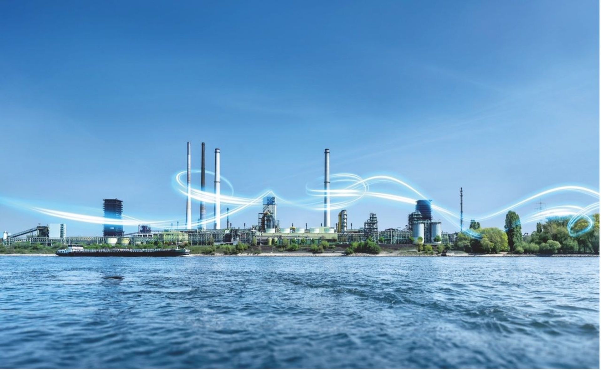 Panoramaansicht eines großen Stahlwerks am Fluss mit Hochöfen und Industrieanlagen. Grafische Lichtlinien symbolisieren Energieflüsse und die Transformation der Stahlproduktion hin zu klimafreundlicheren Technologien.
