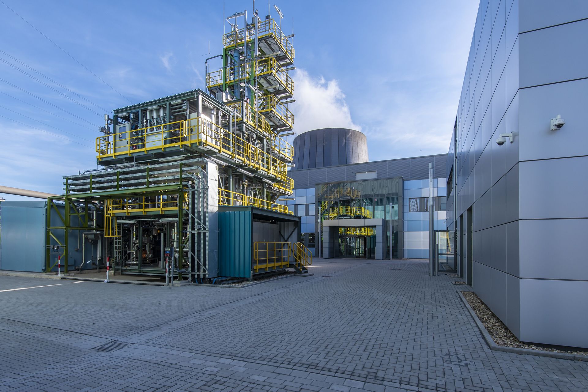 Außenansicht der Carbon2Chem®-Pilotanlage mit Prozessanlagen, Rohrleitungen und Technikgebäuden am thyssenkrupp Standort zur Nutzung von CO₂ als Rohstoff für die chemische Industrie.
