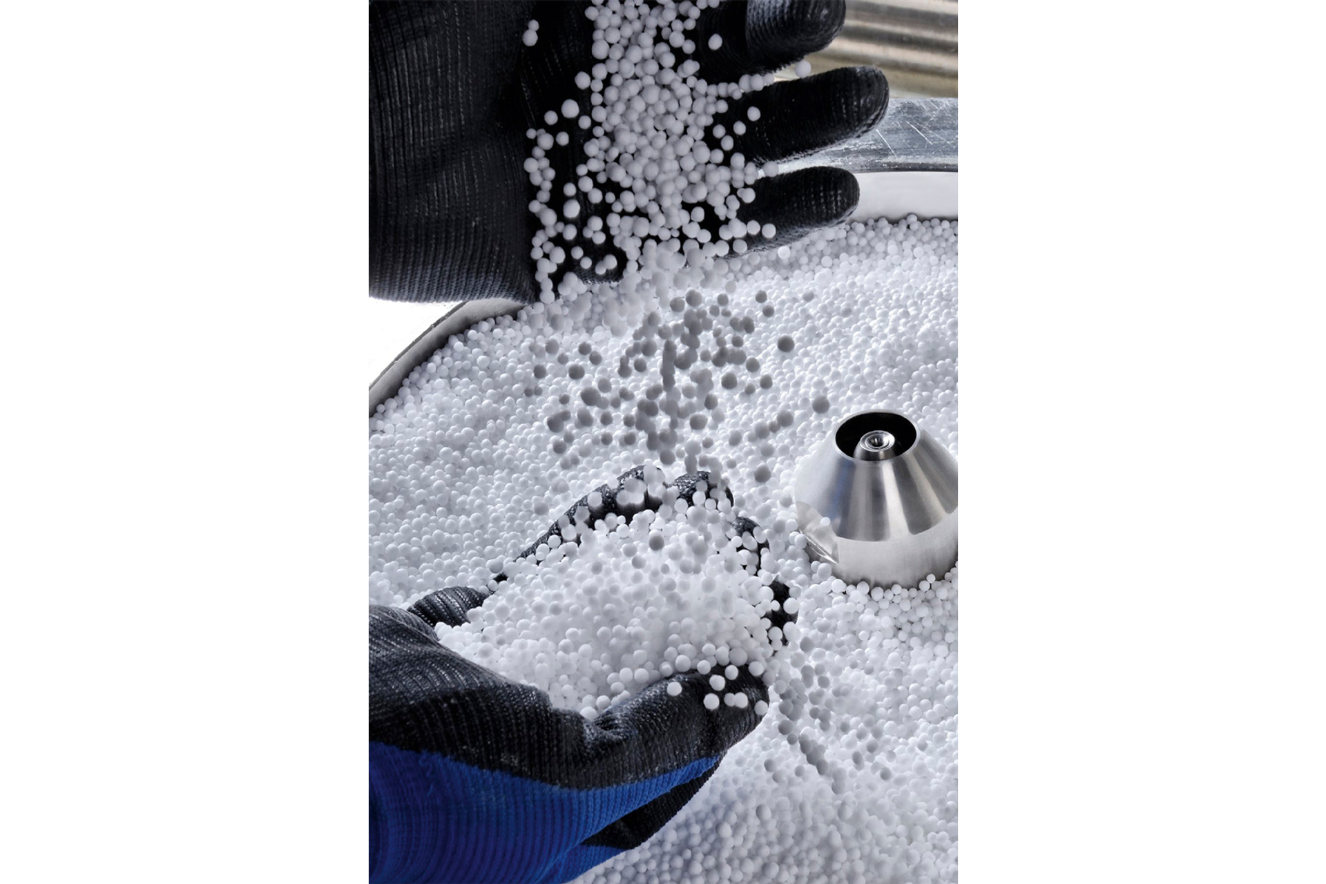 UFT® Fluid Bed Granulation: white urea granules during the granulation process