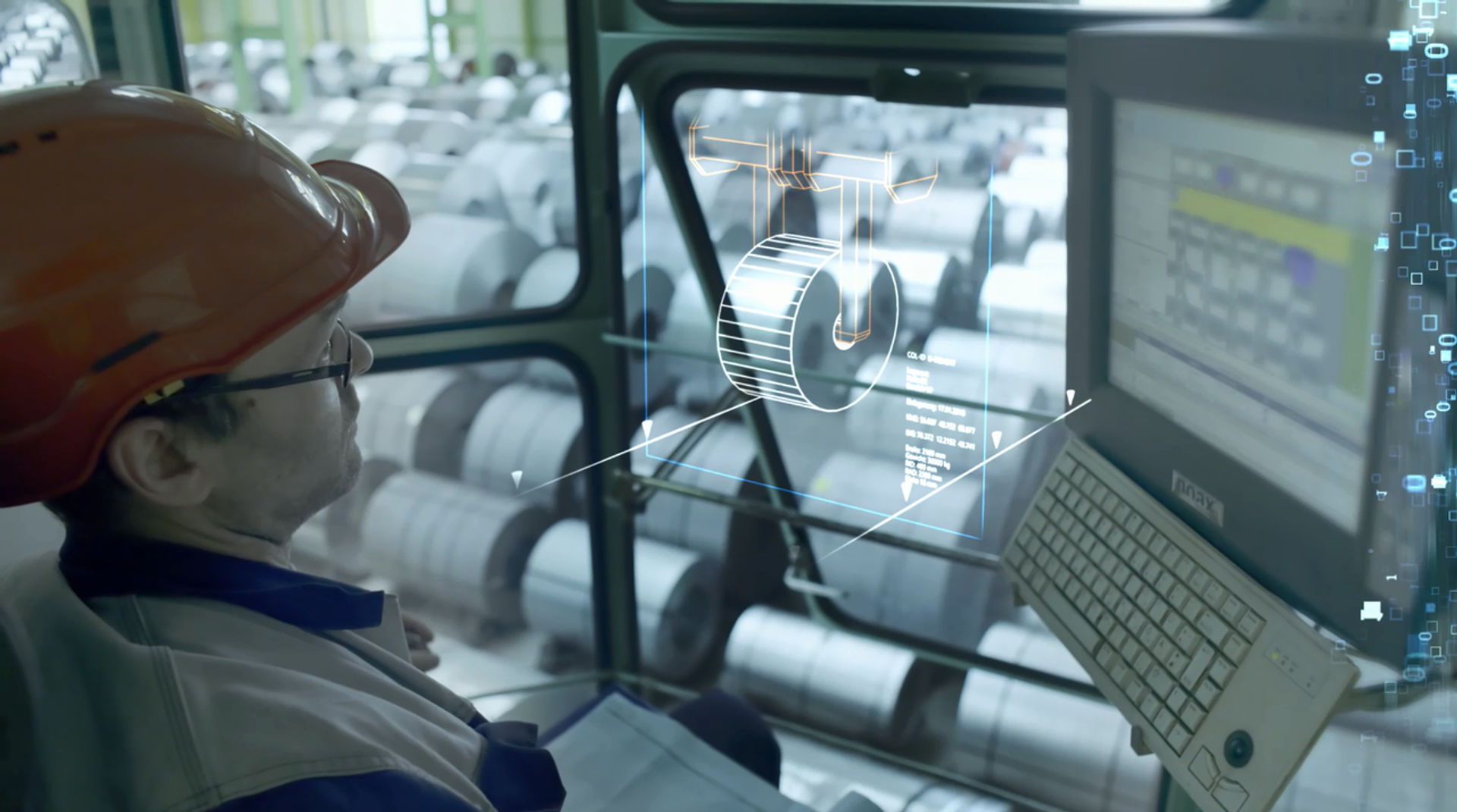 Ingenieur überwacht Produktionsanlage mit digitaler Visualisierung und analysiert Fertigungsdaten in einer modernen Industrieumgebung