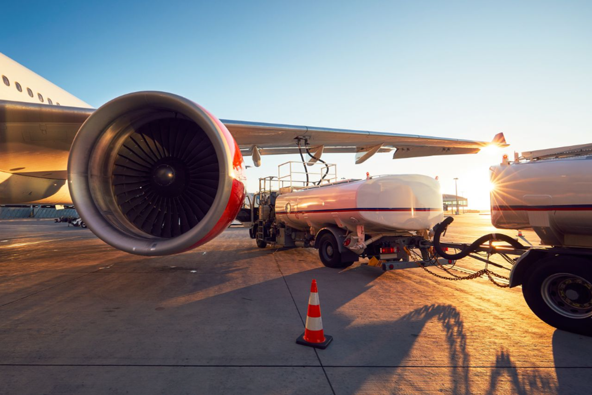 Flugzeug wird auf dem Rollfeld mit Treibstoff betankt als Beispiel für nachhaltige Flugkraftstoffe auf Basis von grünem Methanol
