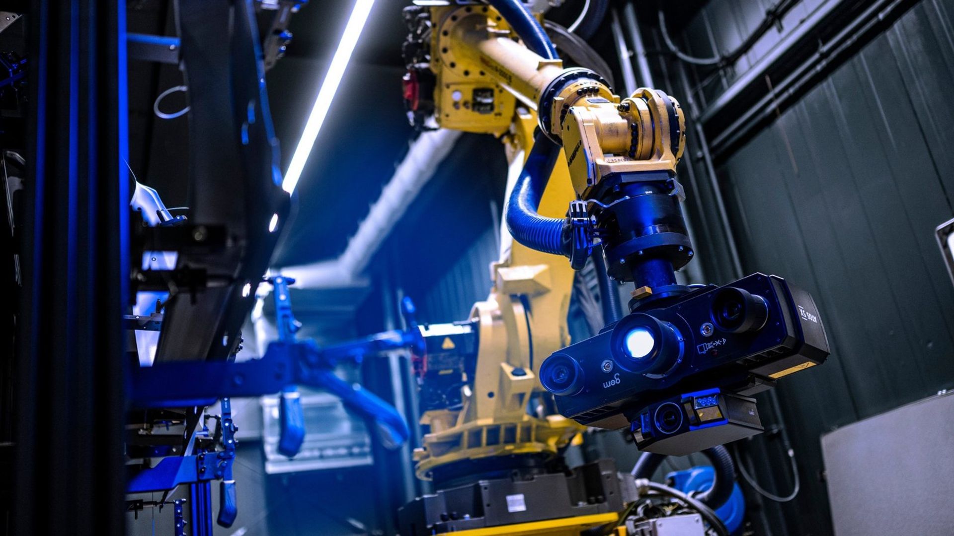 Industrieroboter mit Kamerasystem zur automatisierten Erfassung und Analyse von Bauteilen.