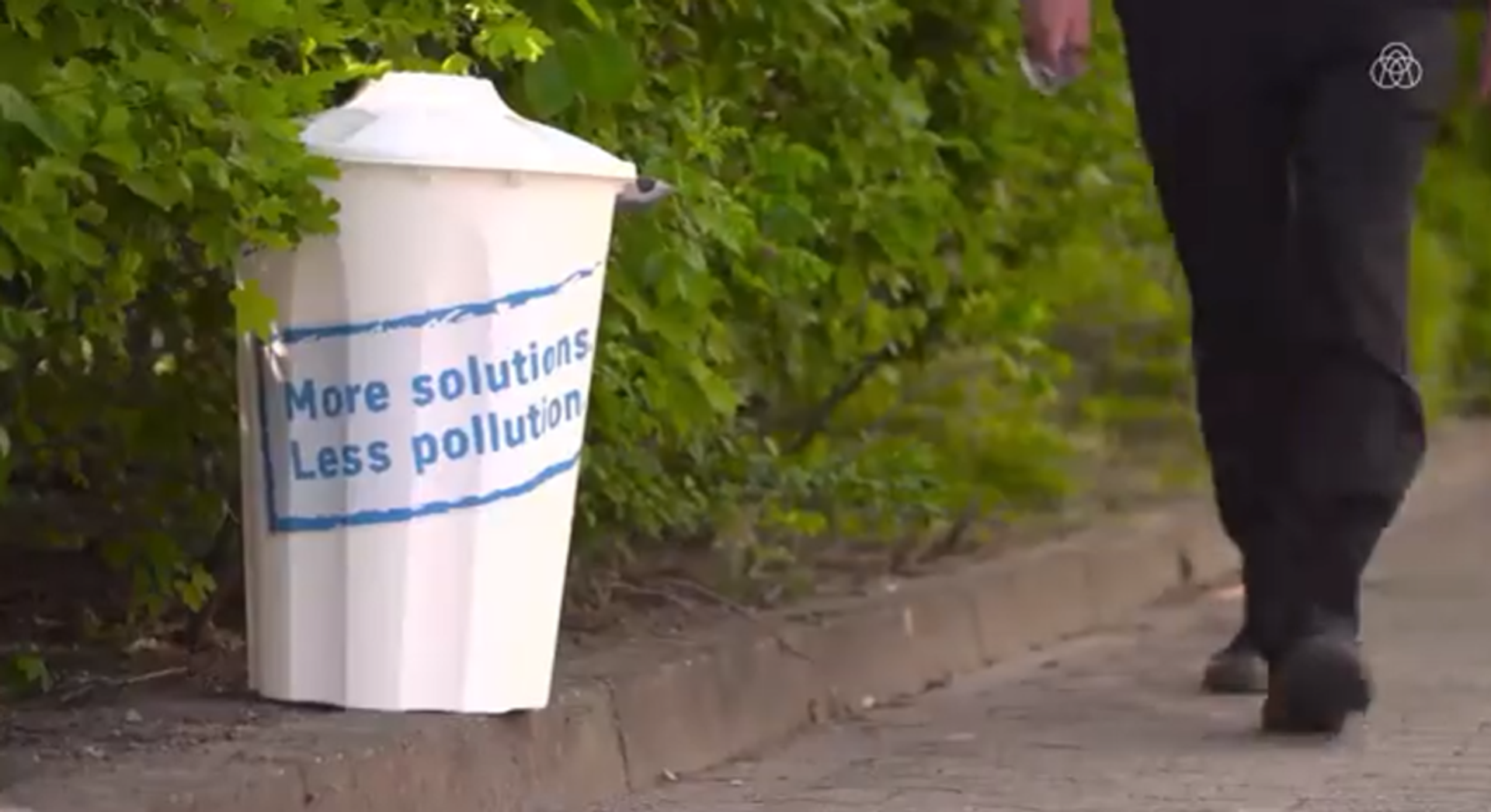 Video über Technologien und Innovationen von thyssenkrupp mit Einblicken in industrielle Anlagen, Produktion und moderne Ingenieurarbeit.