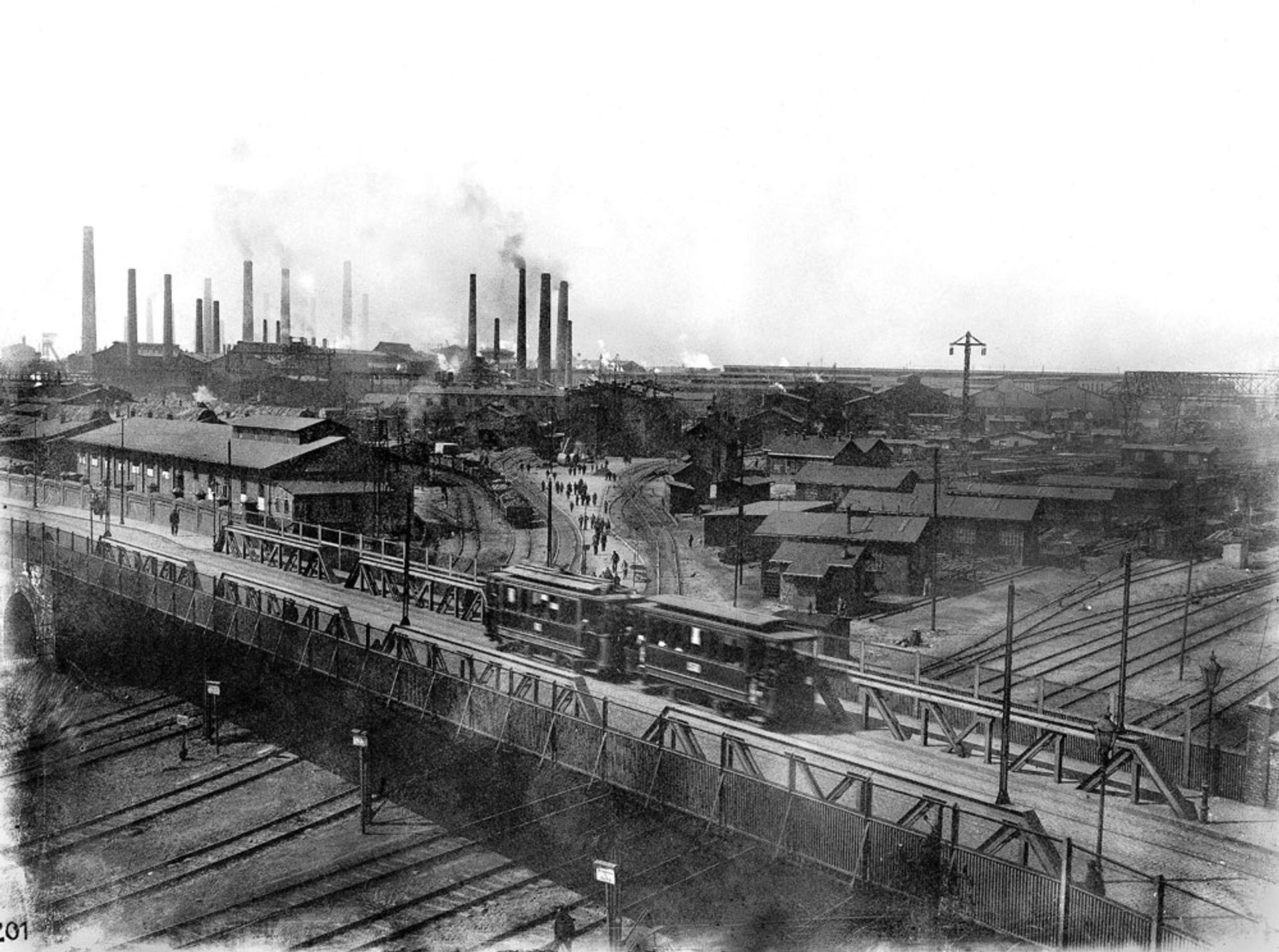 Fotos aus der Unternehmensgeschichte von thyssenkrupp werden im Corporate Archive digitalisiert