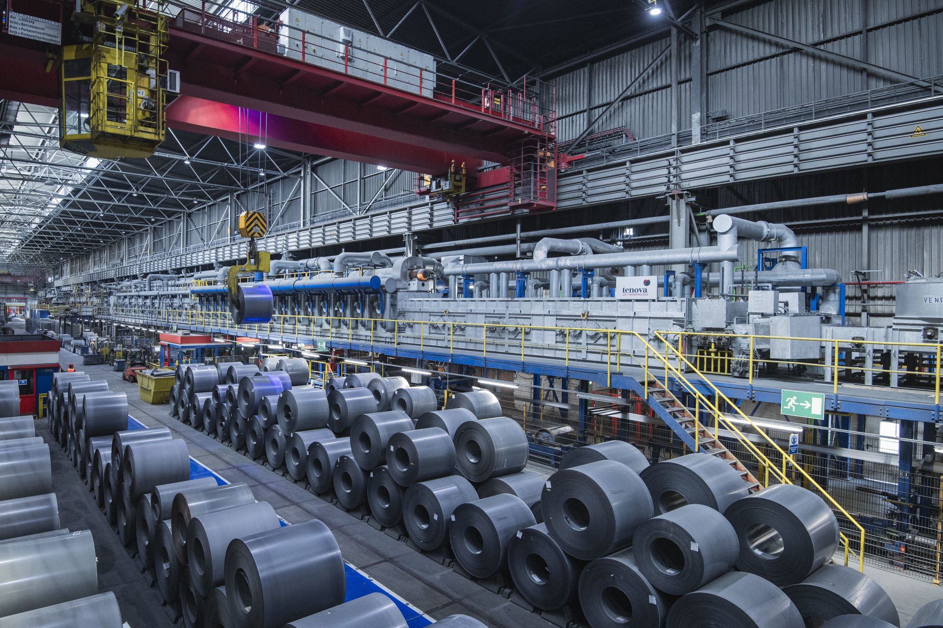 Produktionsanlage von thyssenkrupp Steel mit Stahlcoils und automatisierten Fertigungsprozessen.
