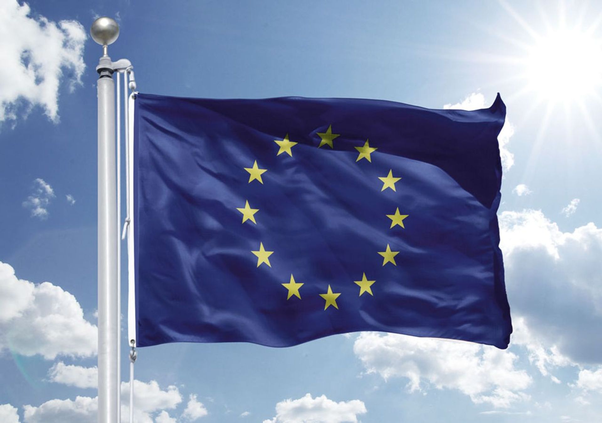 EU-Flagge vor blauem Himmel, symbolisch für den Europäischen Betriebsrat