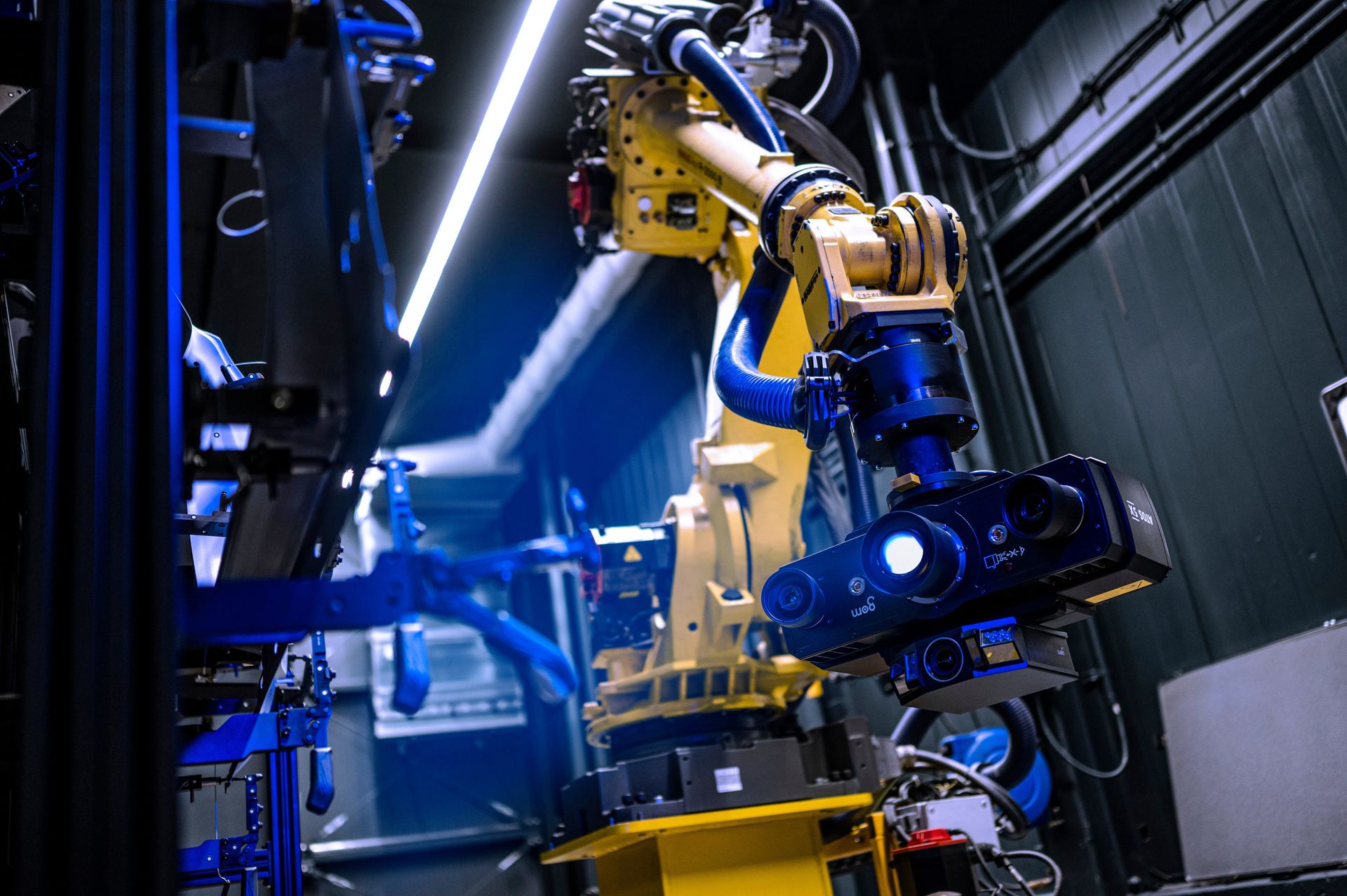 Industrieroboter mit Kamerasystem in einer automatisierten Produktionsumgebung bei thyssenkrupp.