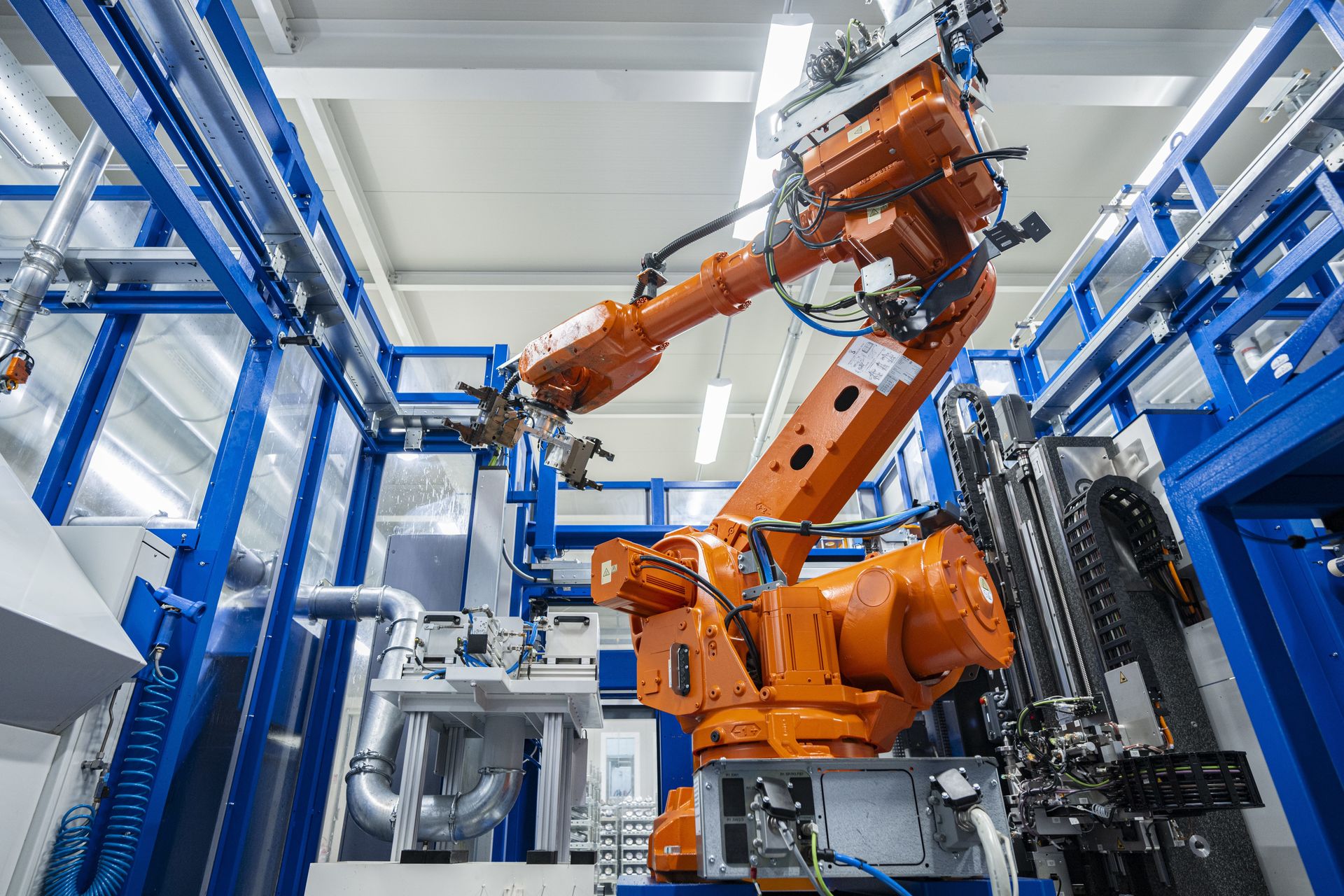 Industrieroboter arbeitet automatisiert in einer modernen Produktionsanlage von thyssenkrupp.