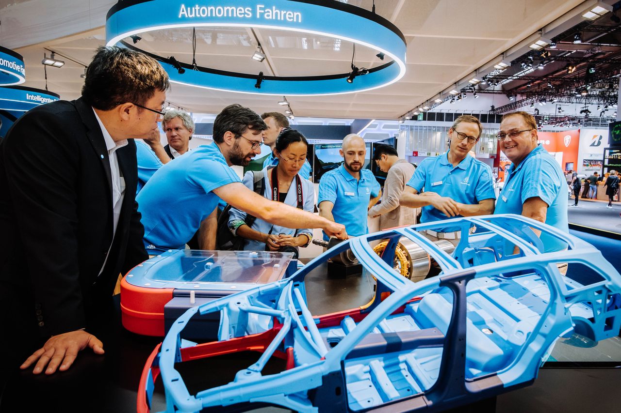 The German automobile industry association VDA showcases specialists and experts.