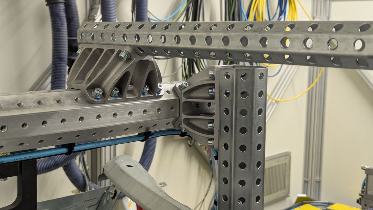 Der oktasys Greifer von thyssenkrupp Automotive Body Solutions in Aktion