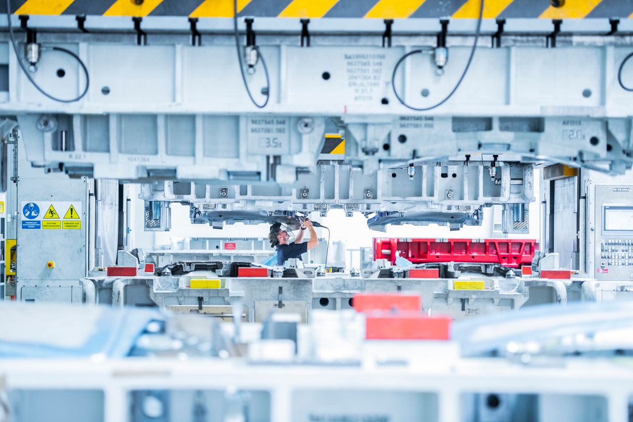 thyssenkrupp Automotive Body Solutions: Employee in the area of Forming Dies