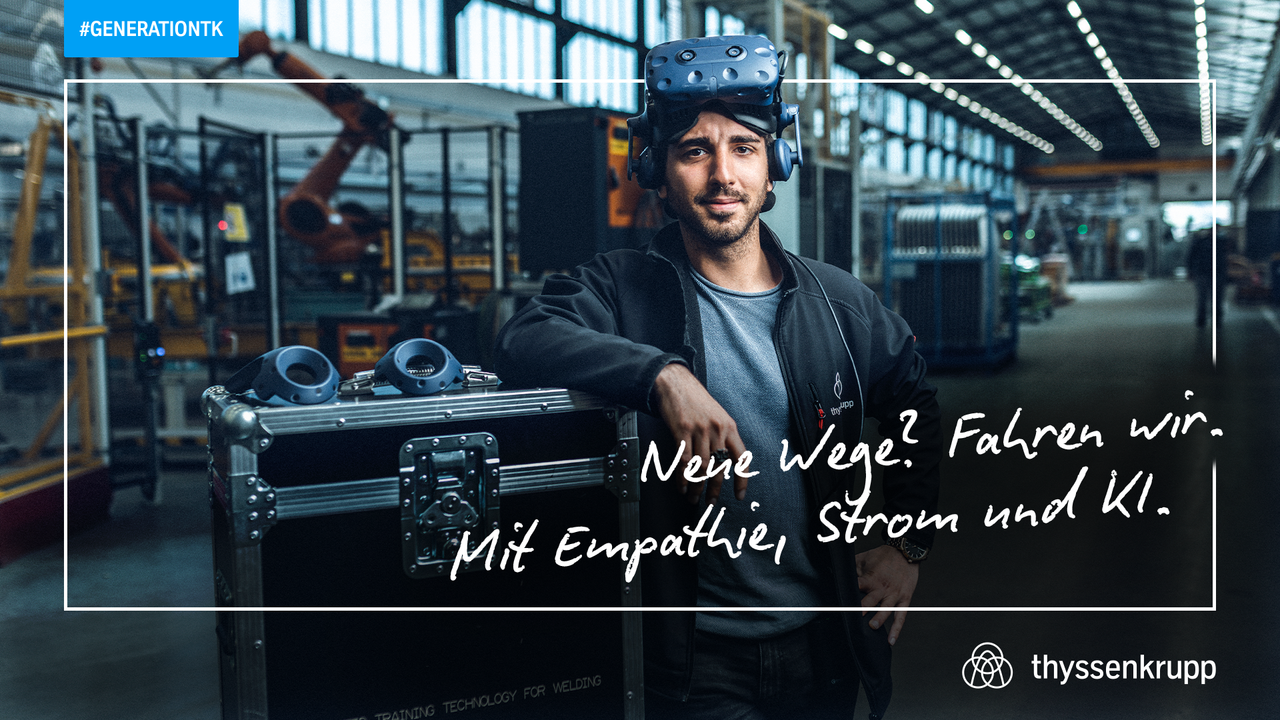  Mitarbeitender mit VR-Brille in der Produktionshalle