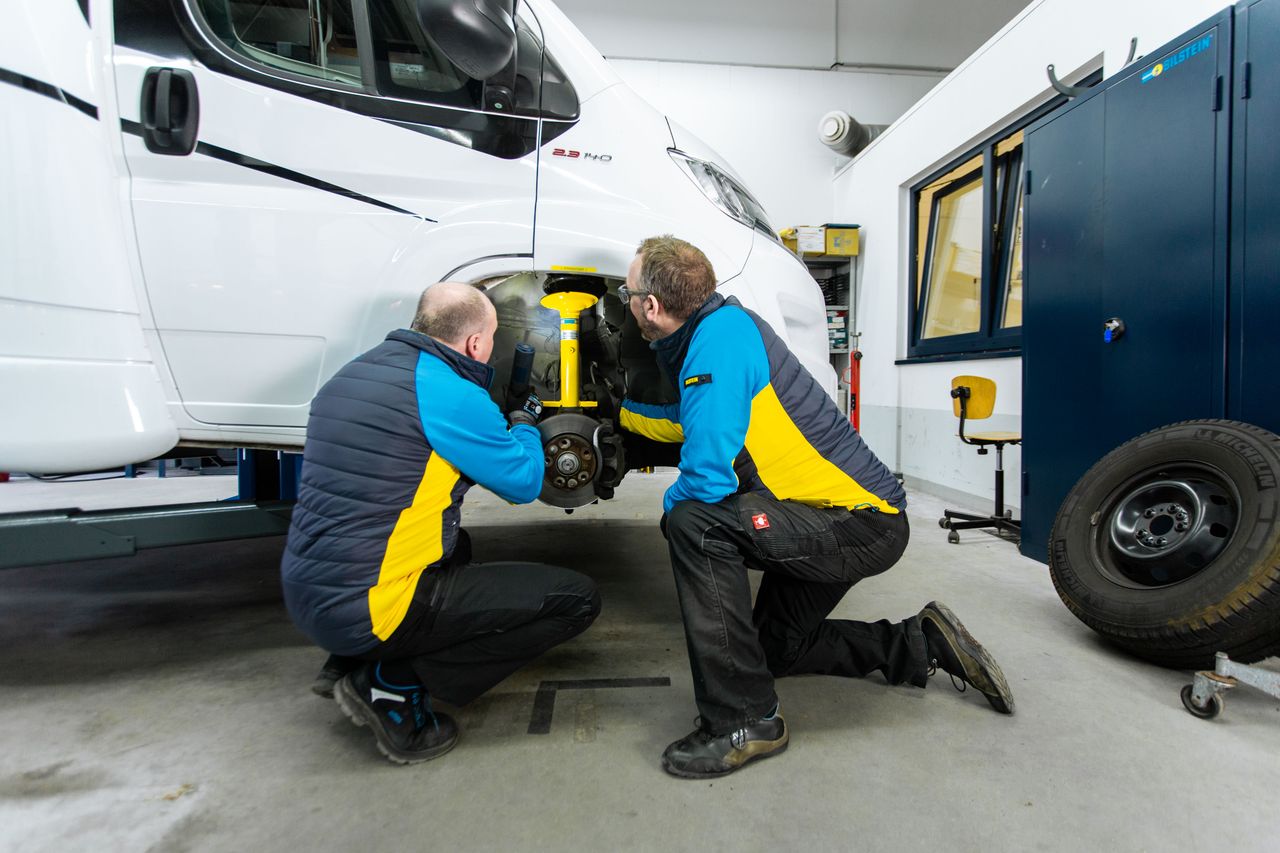 Einbau eines Stoßdämpfers in einen Camper-Van