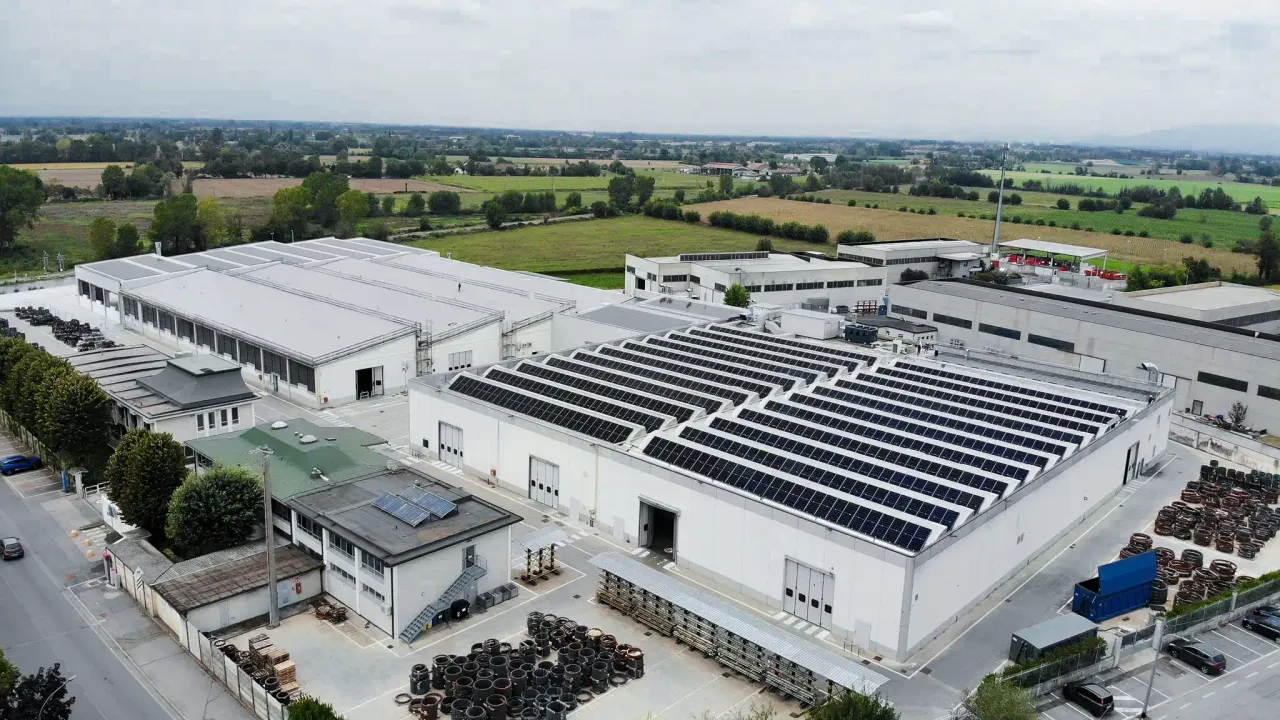 Solarpanele auf einem Werksdach