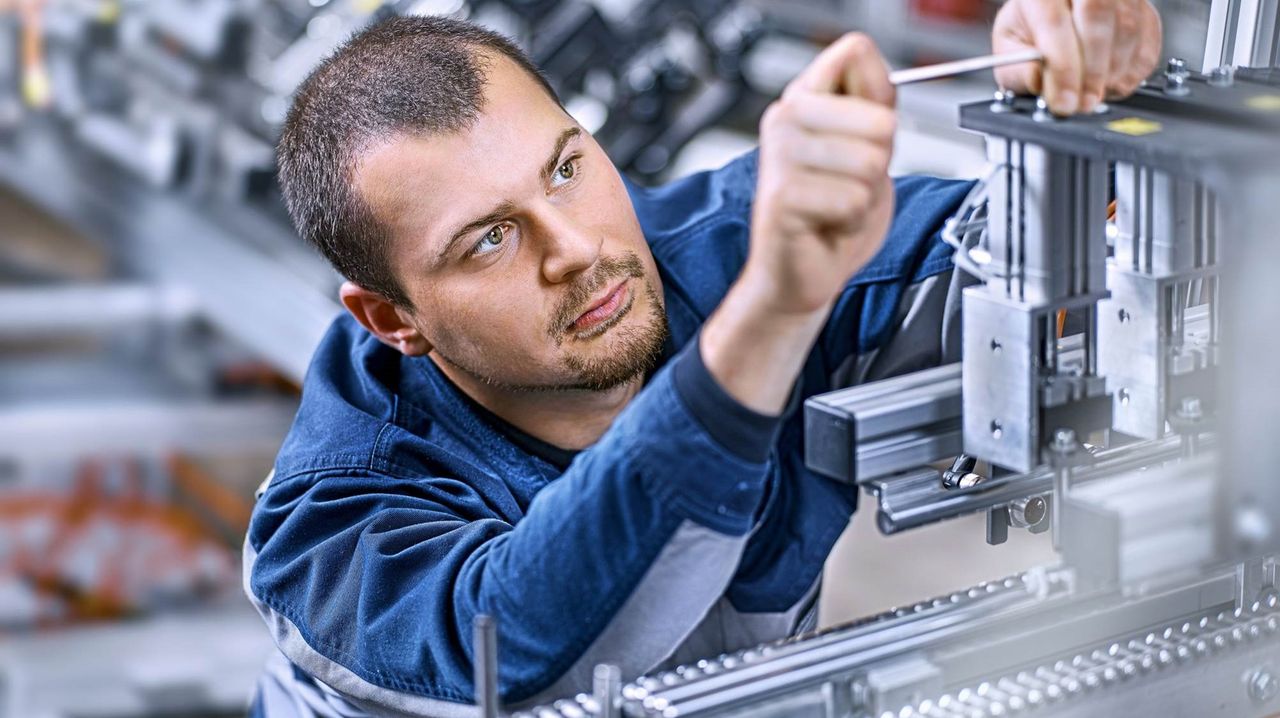 Instandhaltung einer Produktionsanlage durch einen Mitarbeiter